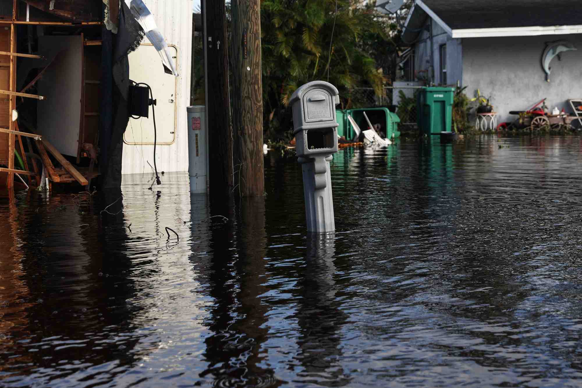 Des maisons endommagees apres le passage de l'ouragan ian sur la cote sud-ouest de la peninsule de floride