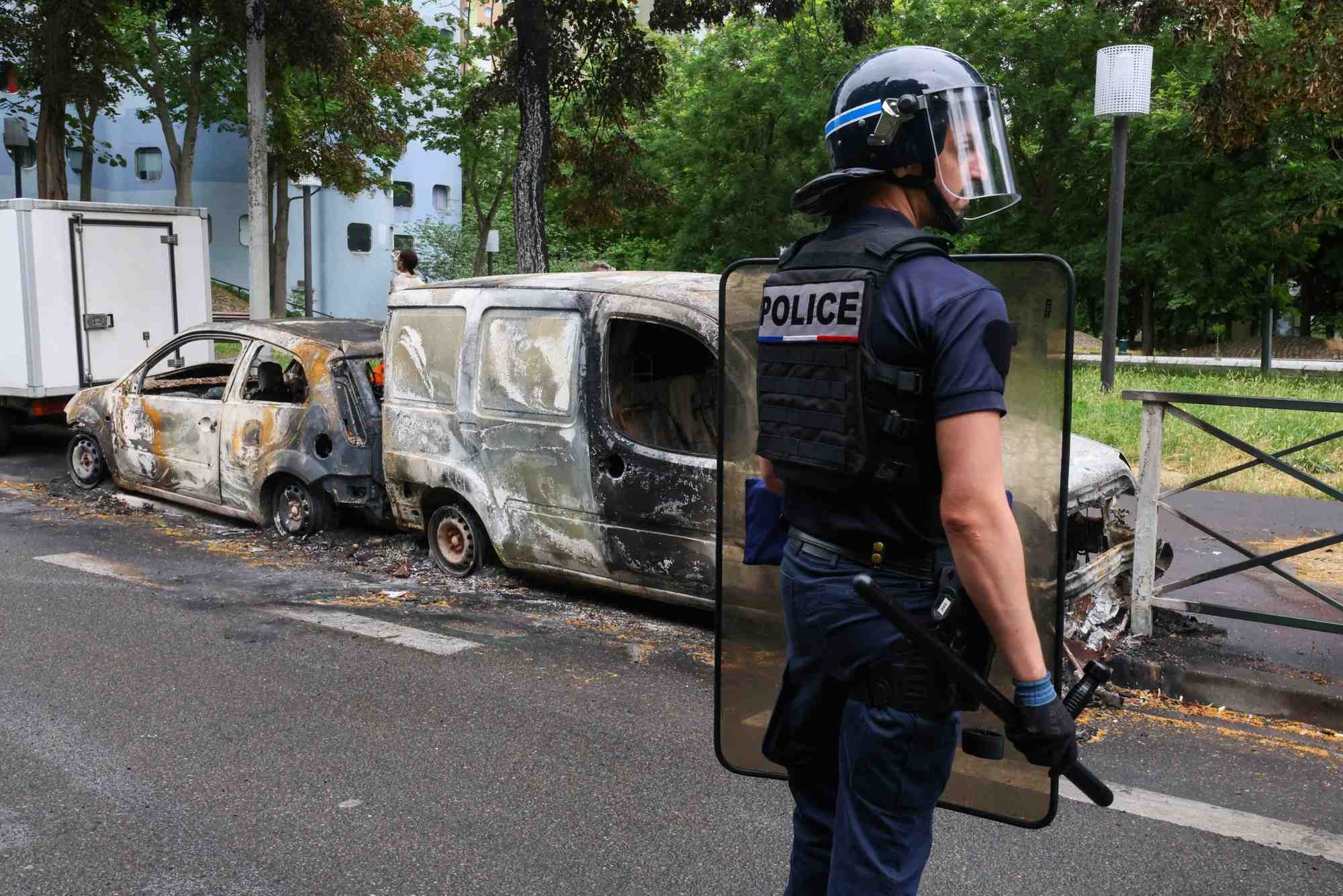 De nombreux incendies et pillages ont encore eu lieu la nuit dernière.