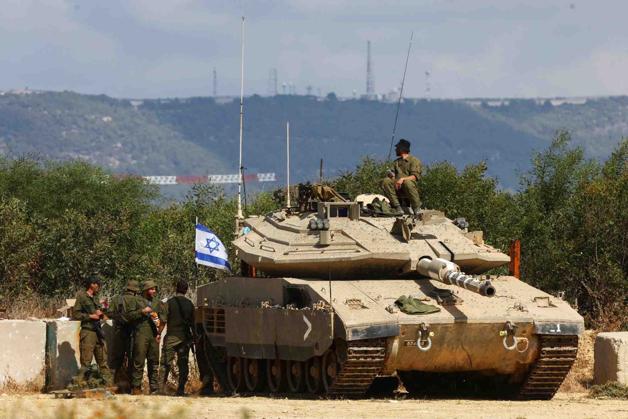 Un soldat et un char israelien pres de la frontiere entre israel et le liban