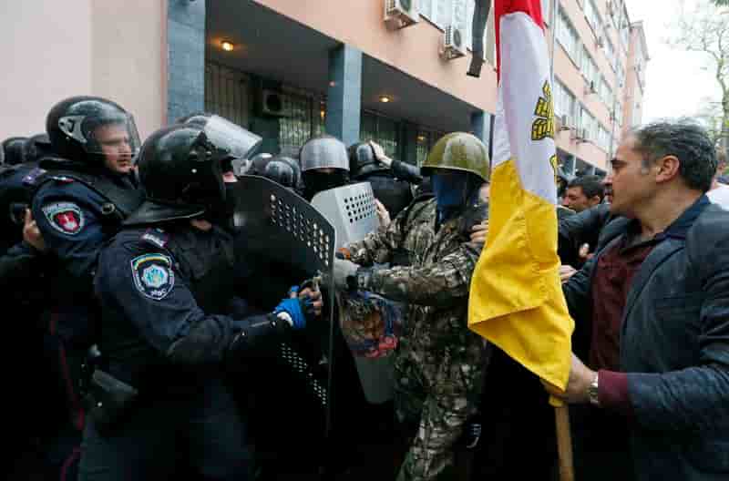Des militants prorusses encerclent le QG de la police à Odessa