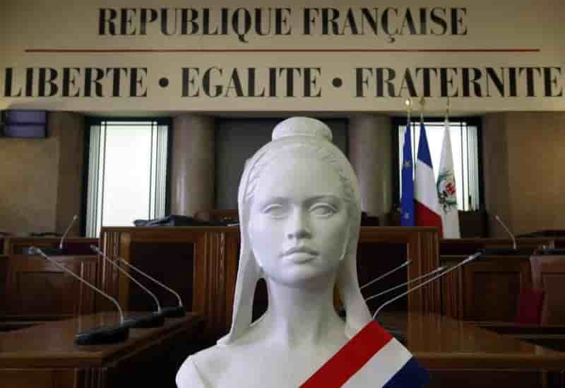 Les senateurs adoptent une version reecrite de la decheance de nationalite