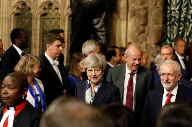 May promet d'ecouter sur le brexit et edulcore son programme