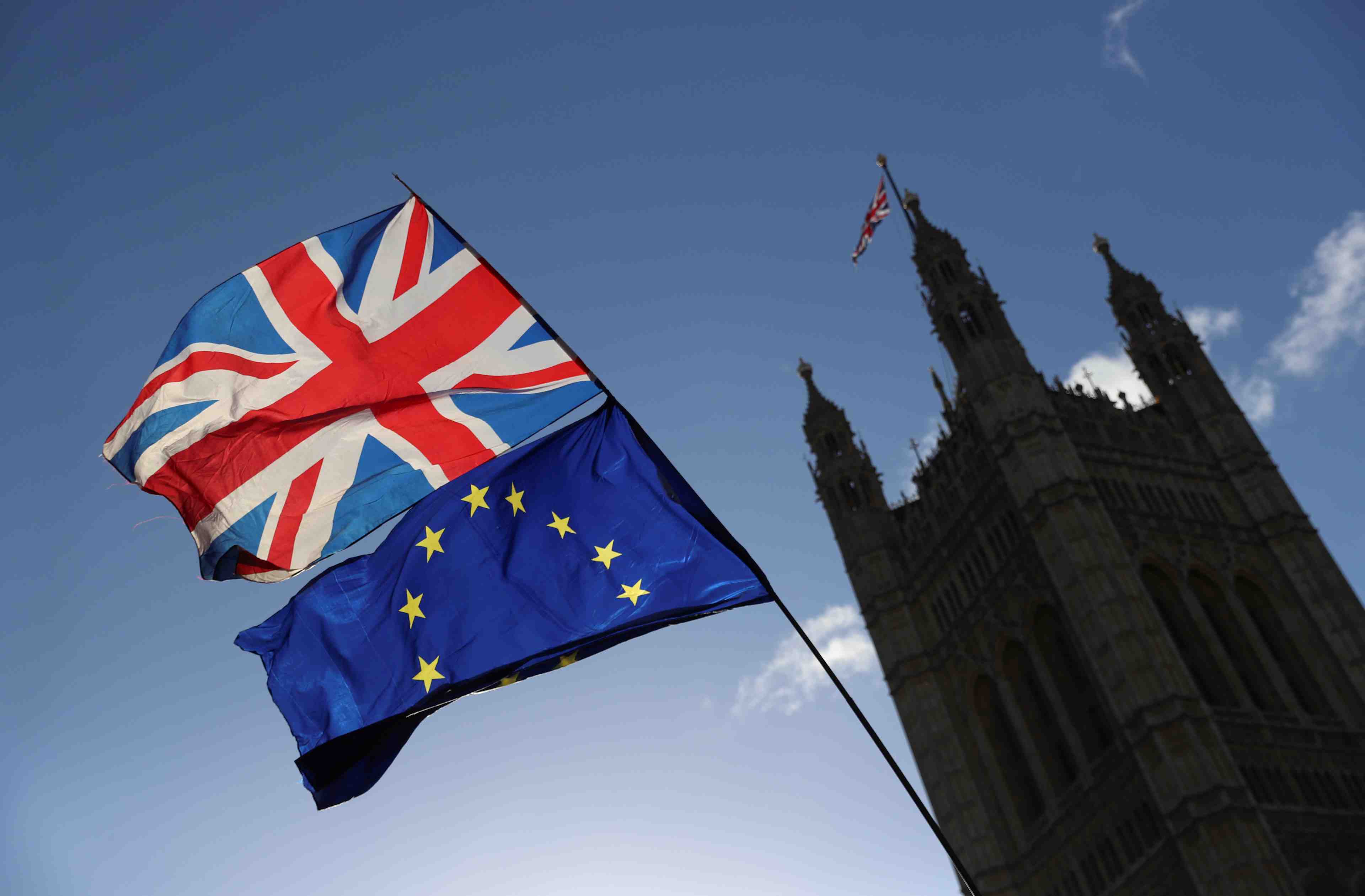 L'ue et londres s'engagent a trouver des alternatives au backstop d'ici fin 2020