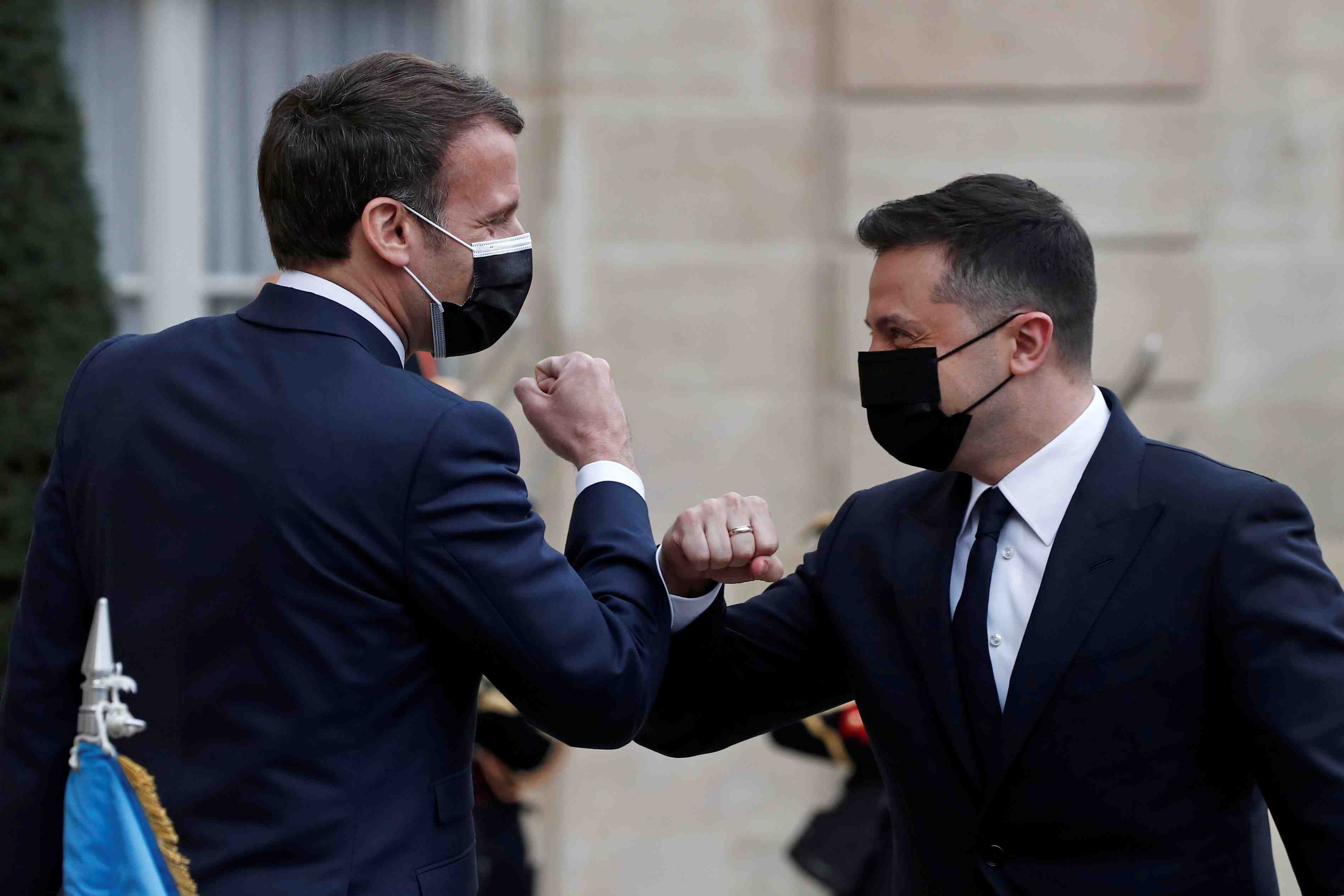 Macron et merkel reclament le retrait des renforts russes pres de l'ukraine