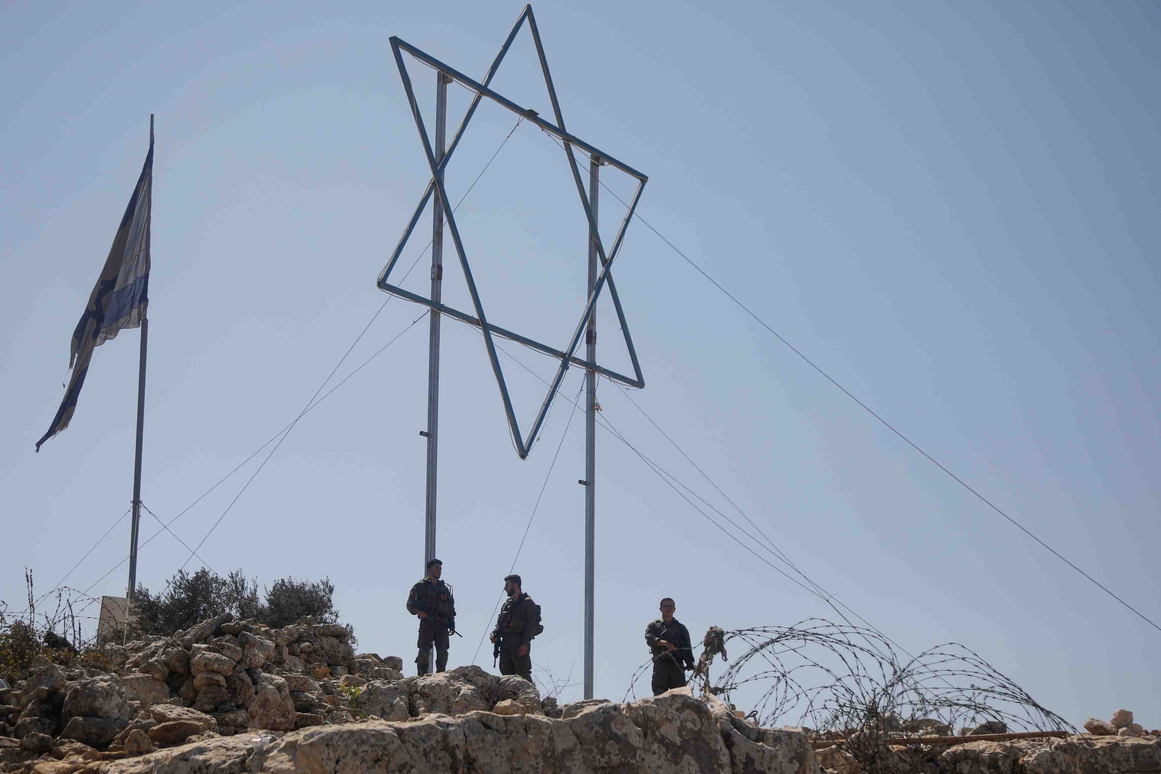 Des soldats israeliens abattent un palestinien jetant des objets incendiaires