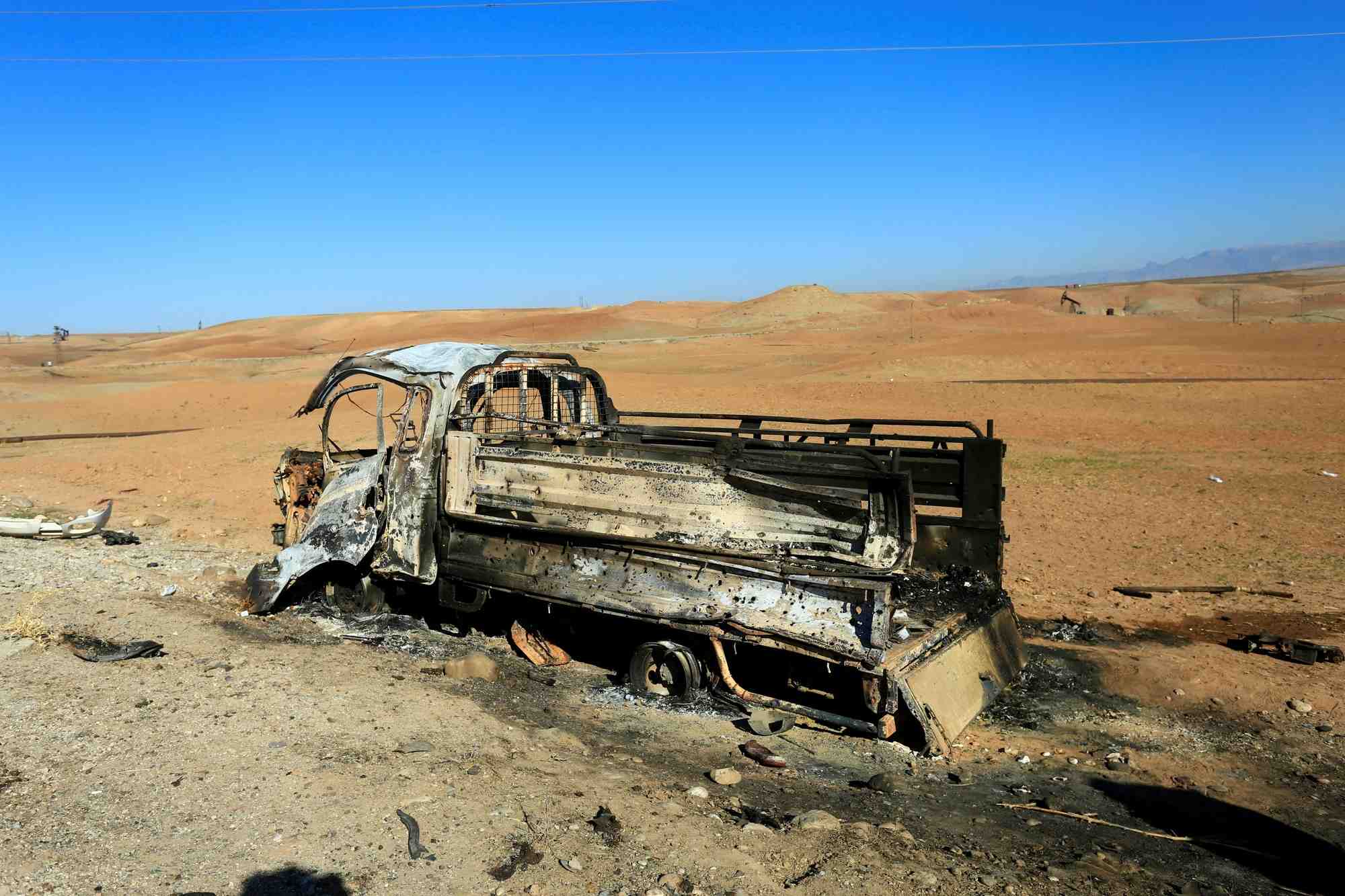 Un vehicule endommage apres des frappes aeriennes, que le ministere turc de la defense dit avoir menees a derik, en syrie