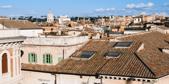 Les réseaux d'agences immobilières font tous état d'un marché français de l'ancien qui ralentit, avec un nombre de transactions en recul et des délais de vente qui s'allongent.