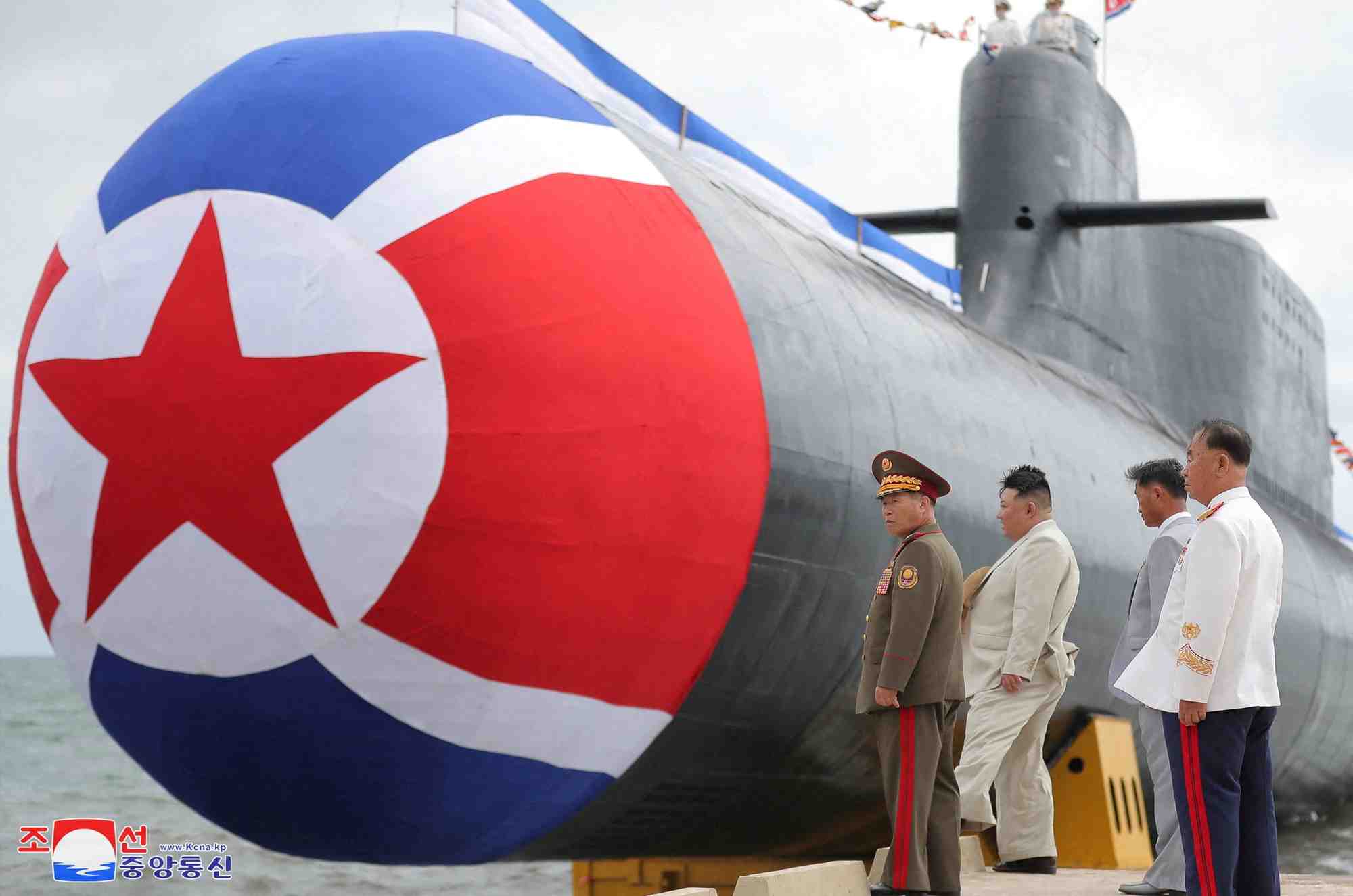Kim jong-un devant un sous-marin nucleaire tactique d'attaque en coree du nord