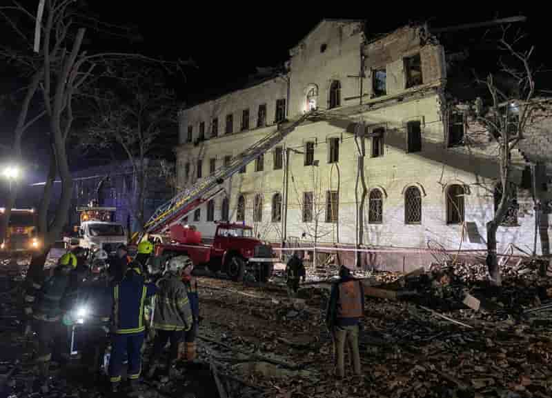Le site d'un immeuble residentiel lourdement endommage par une frappe de missile russe a kharkiv