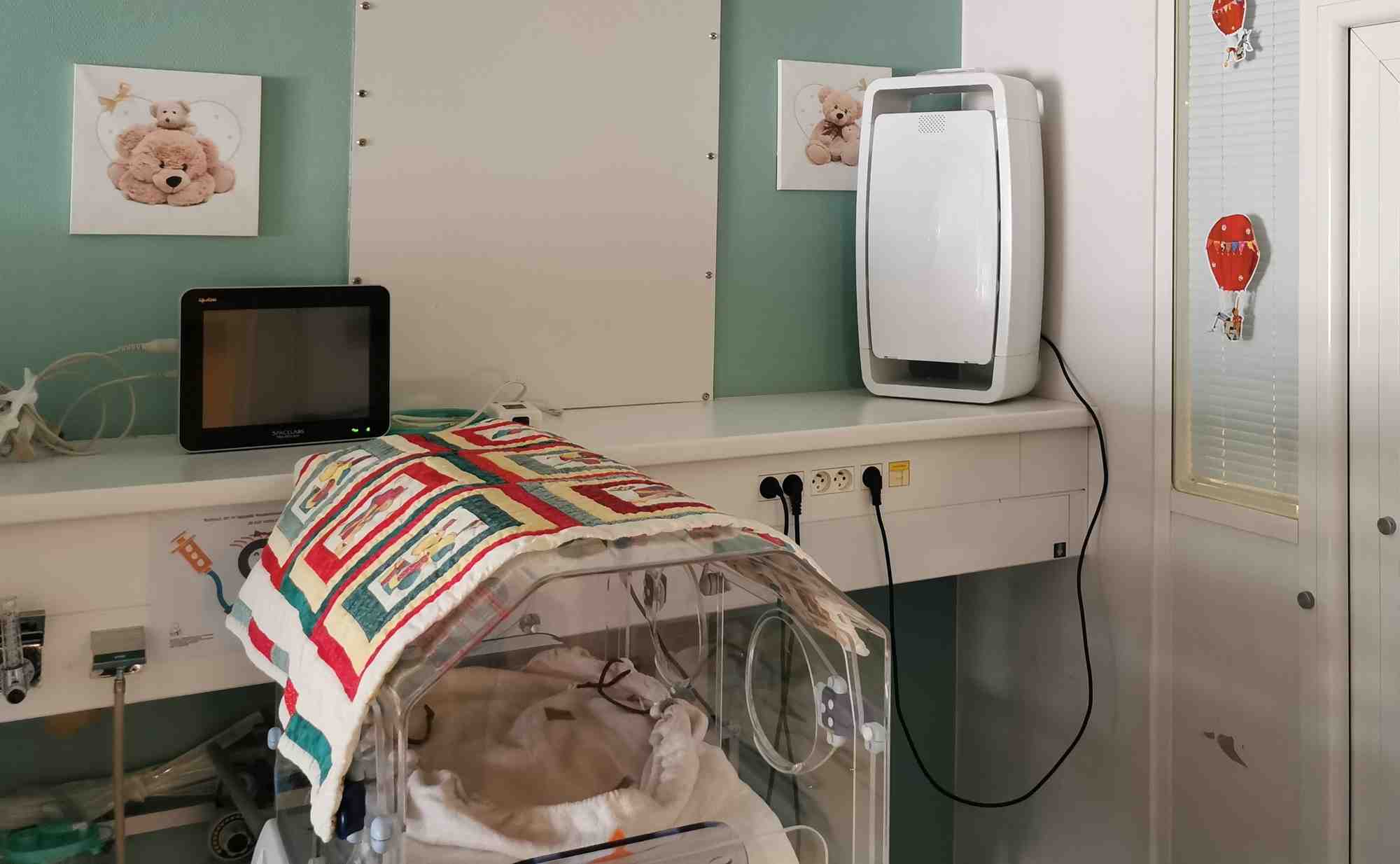 Depuis avril, la technologie française NatéoSanté se déploie en Inde pour purifier l’air du service de néonatologie au sein de l'hôpital public Bai Gangabai.