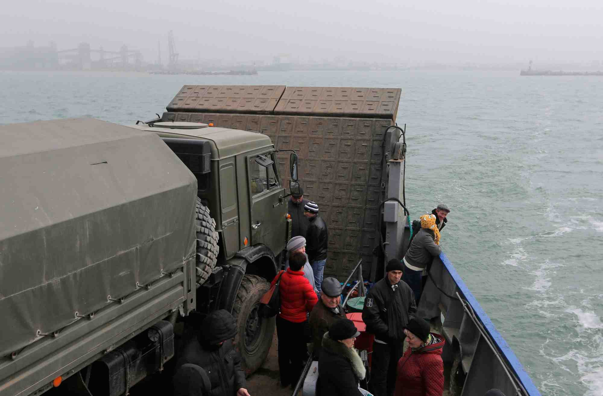 Des personnes voyagent en ferry du port russe de kavkaz