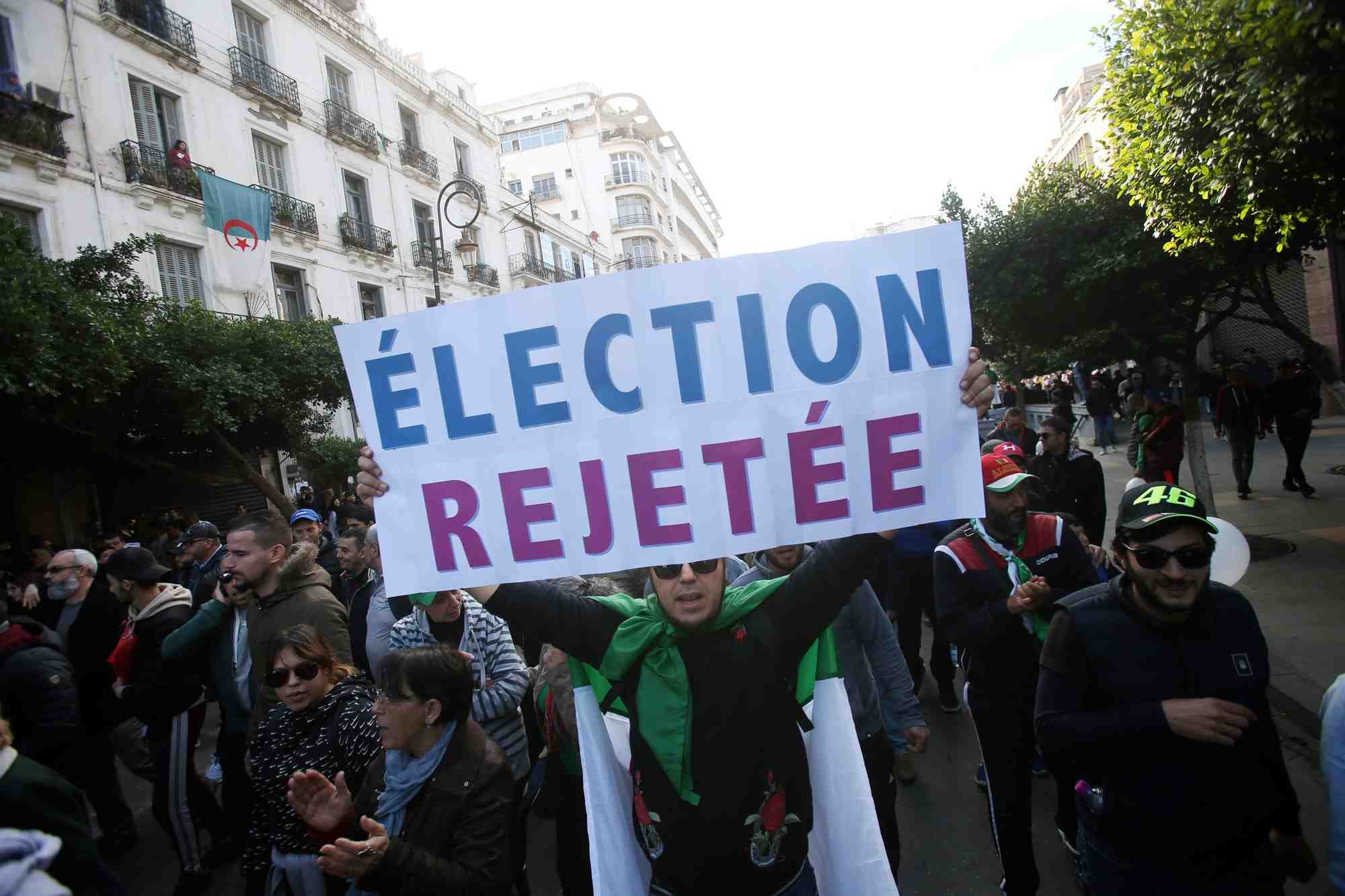 Ce jeudi 12 décembre, à Alger, se déroule une manifestation rassemblant des dizaines de milliers de manifestants pour rejeter l'élection présidentielle.