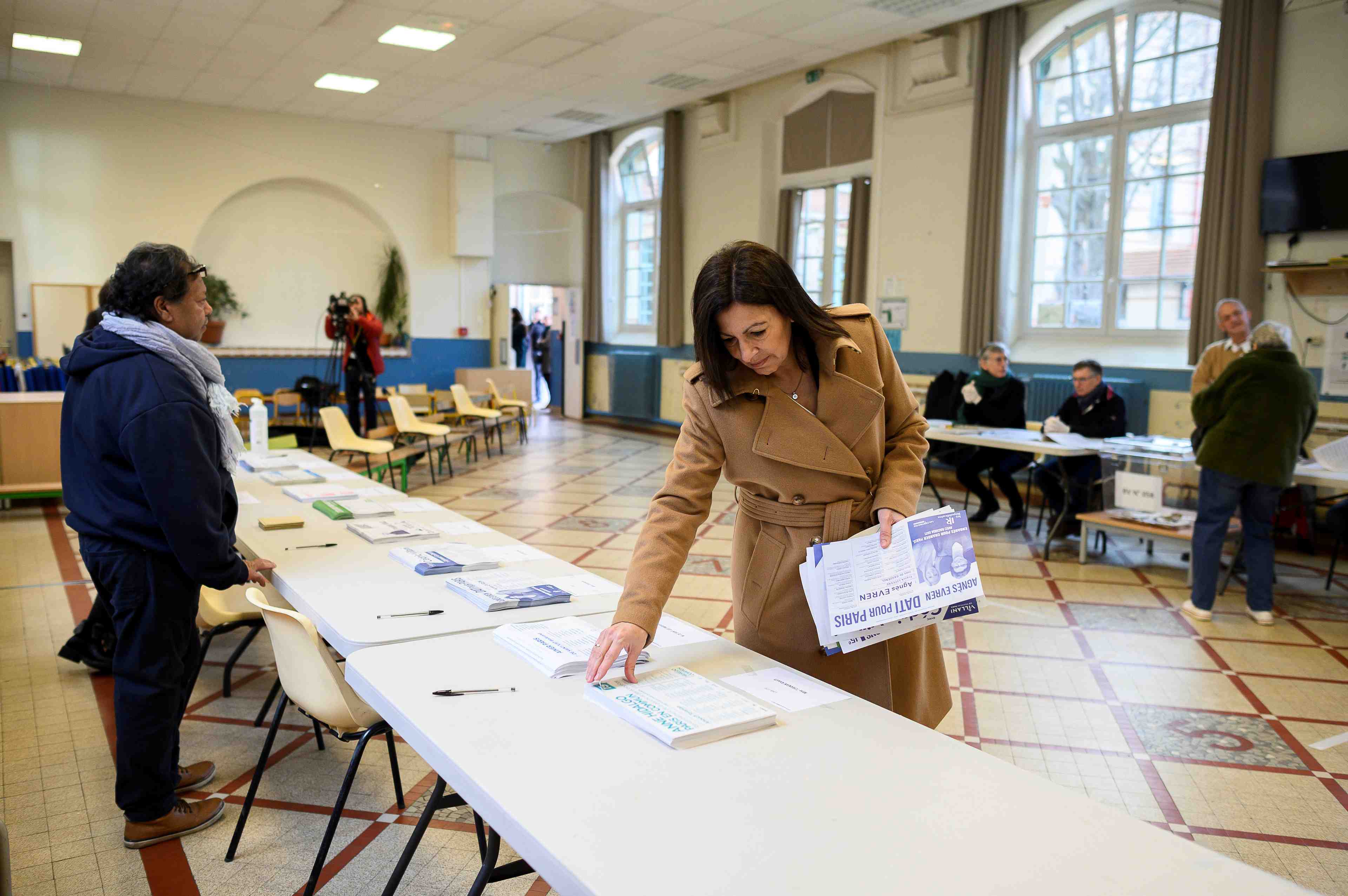 Hidalgo largement en tete a paris