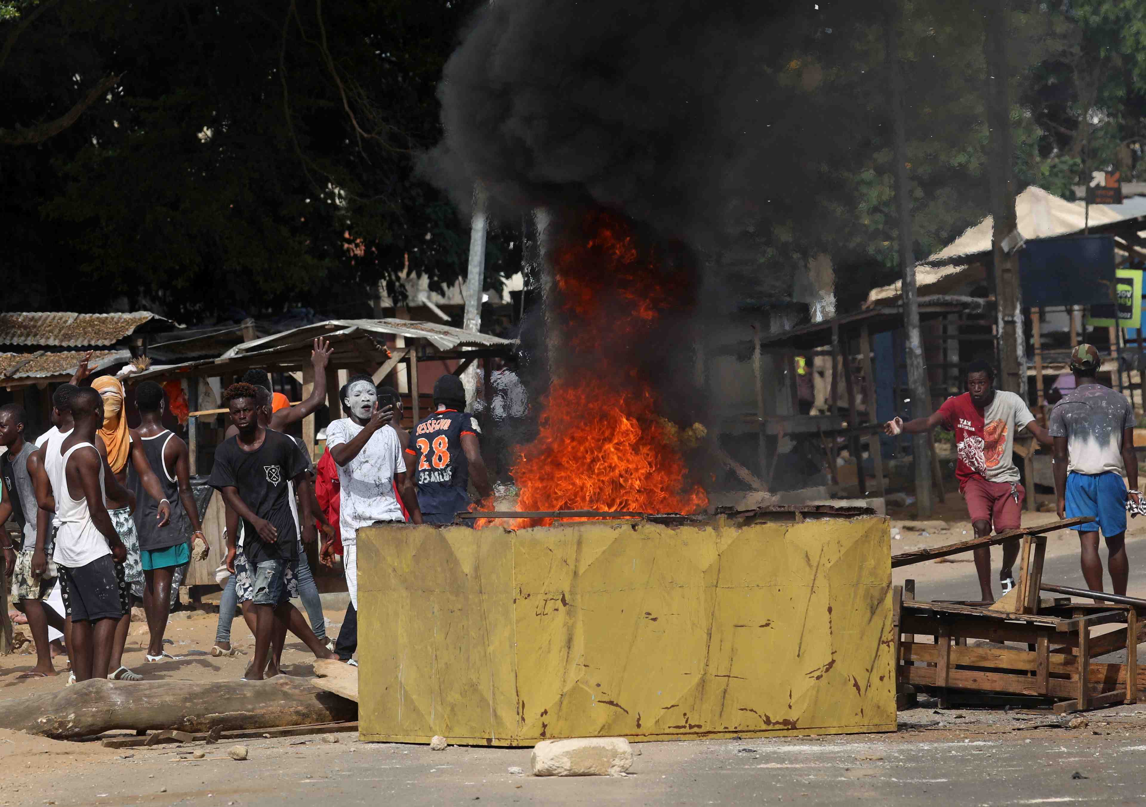 Coronavirus: heurts a abidjan autour d'un centre de depistage