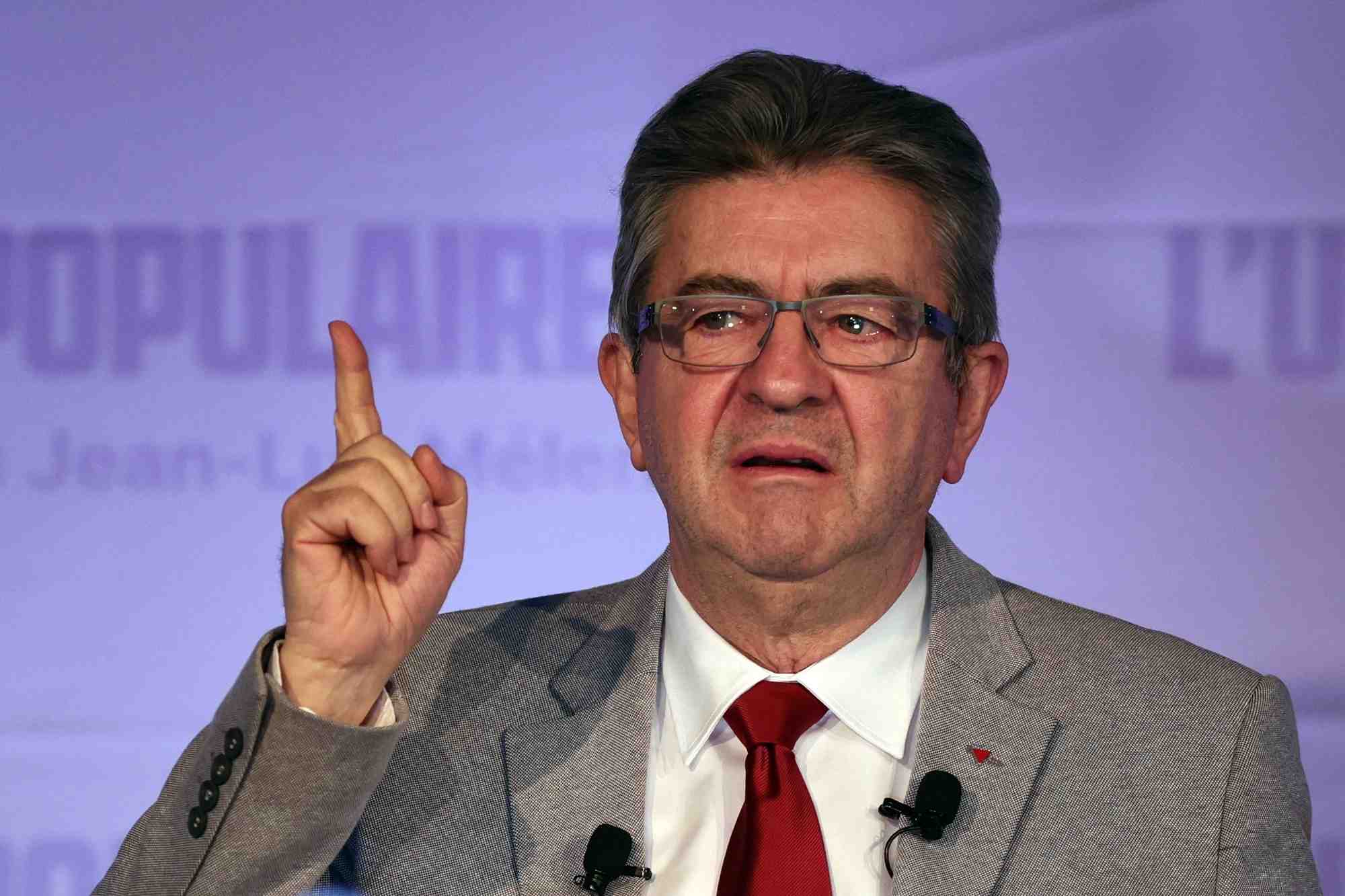 Melenchon se satisfait de la defaite de le pen, appelle au "troisieme tour" contre macron