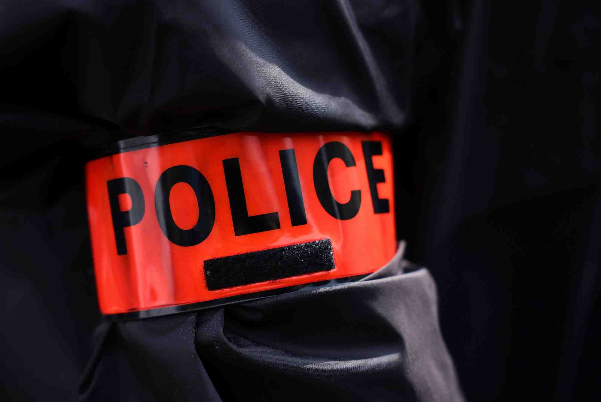 Un sdf arme d'un couteau mortellement blesse par la police a roissy
