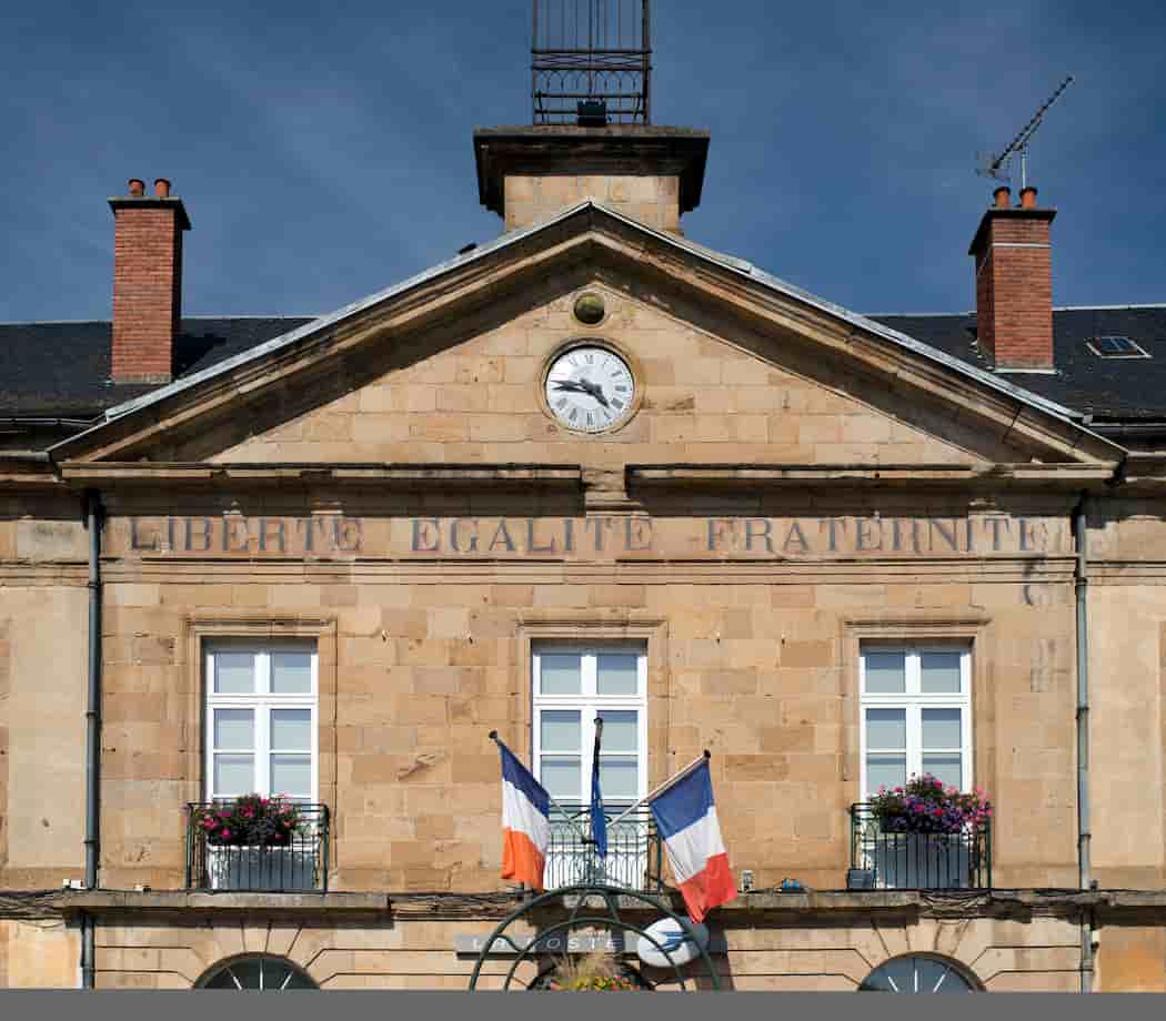 Le dogme de l'égalité, inscrit dans l'identité de la République, est davantage une espérance, une quête, ou plus prosaïquement une illusion.