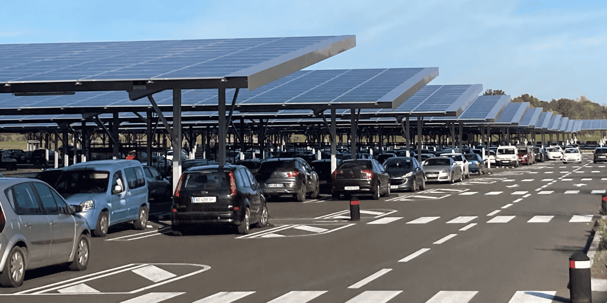 L'hypermarché E.Leclerc d'Avermes, dans l'Allier, compte 22.000 m² de panneaux solaires en ombrières.