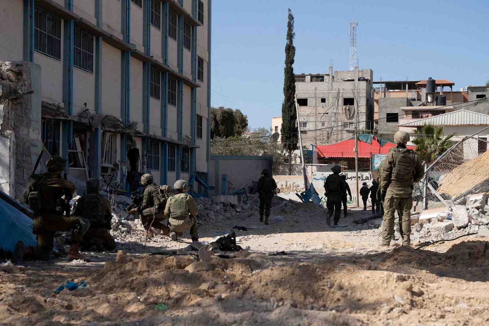 Des soldats israeliens dans un lieu indique comme l'hopital nasser a gaza