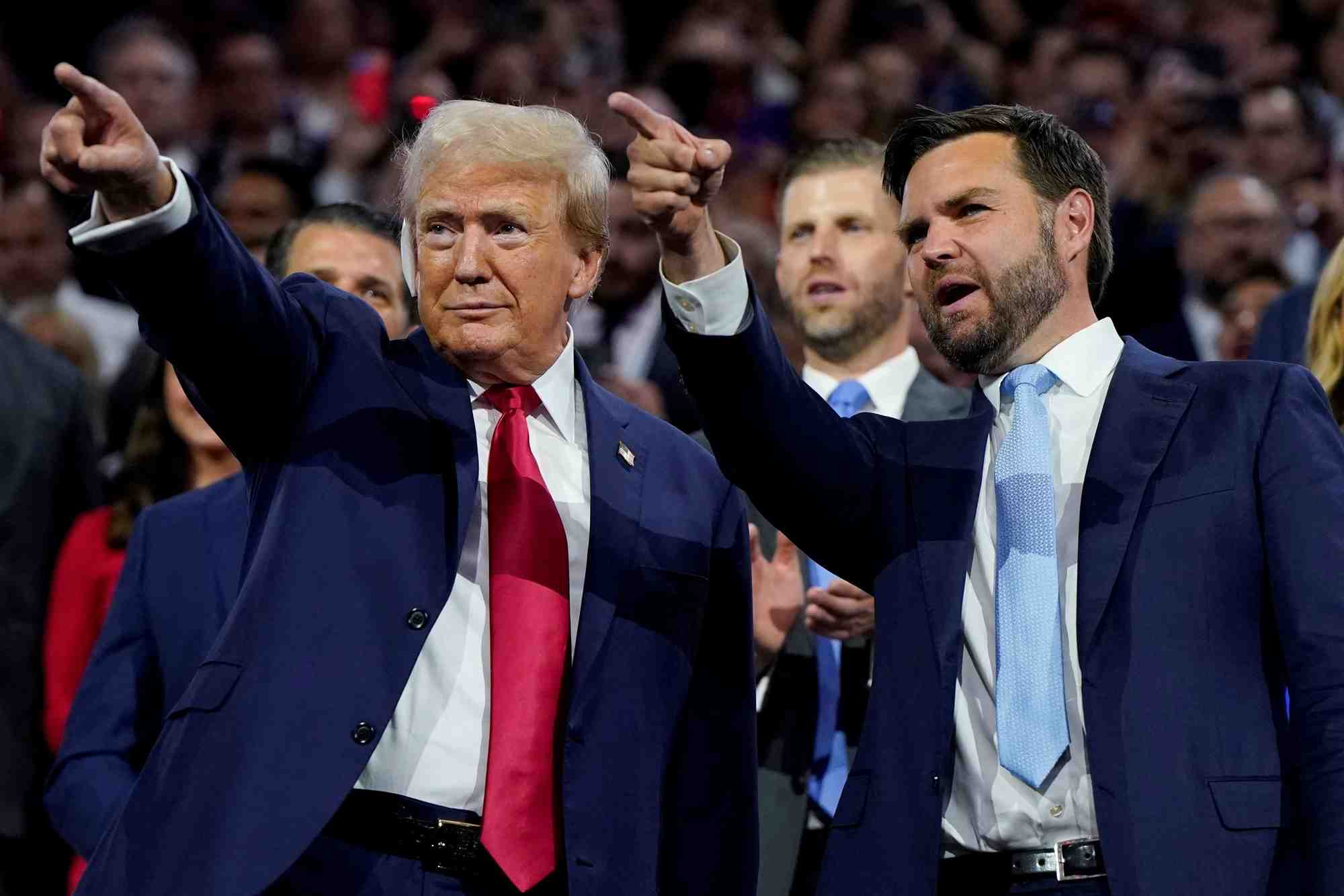 Donald Trump s'est dépeint en dirigeant à la stature internationale, capable de mettre fin aux conflits dans le monde « avec un coup de téléphone ». Avec, à ses côtés, J.D. Vance qui deviendrait son vice-président en cas de victoire.