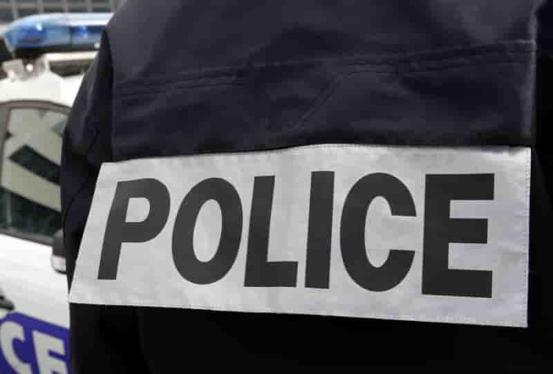 Deux policiers blesses lors d'echauffourees pres de paris
