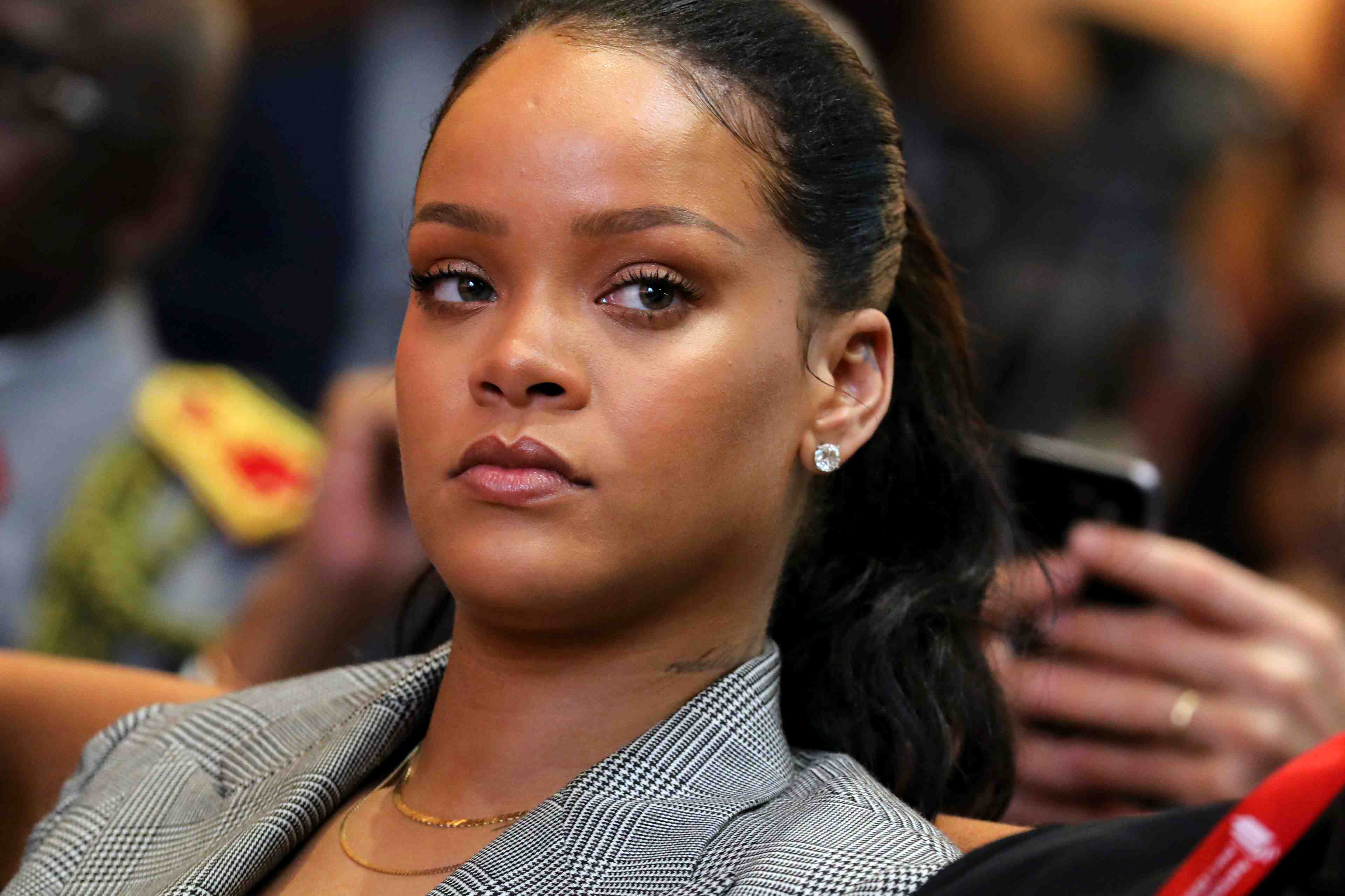 Lvmh se prepare a lancer une marque de luxe avec rihanna, selon wwd