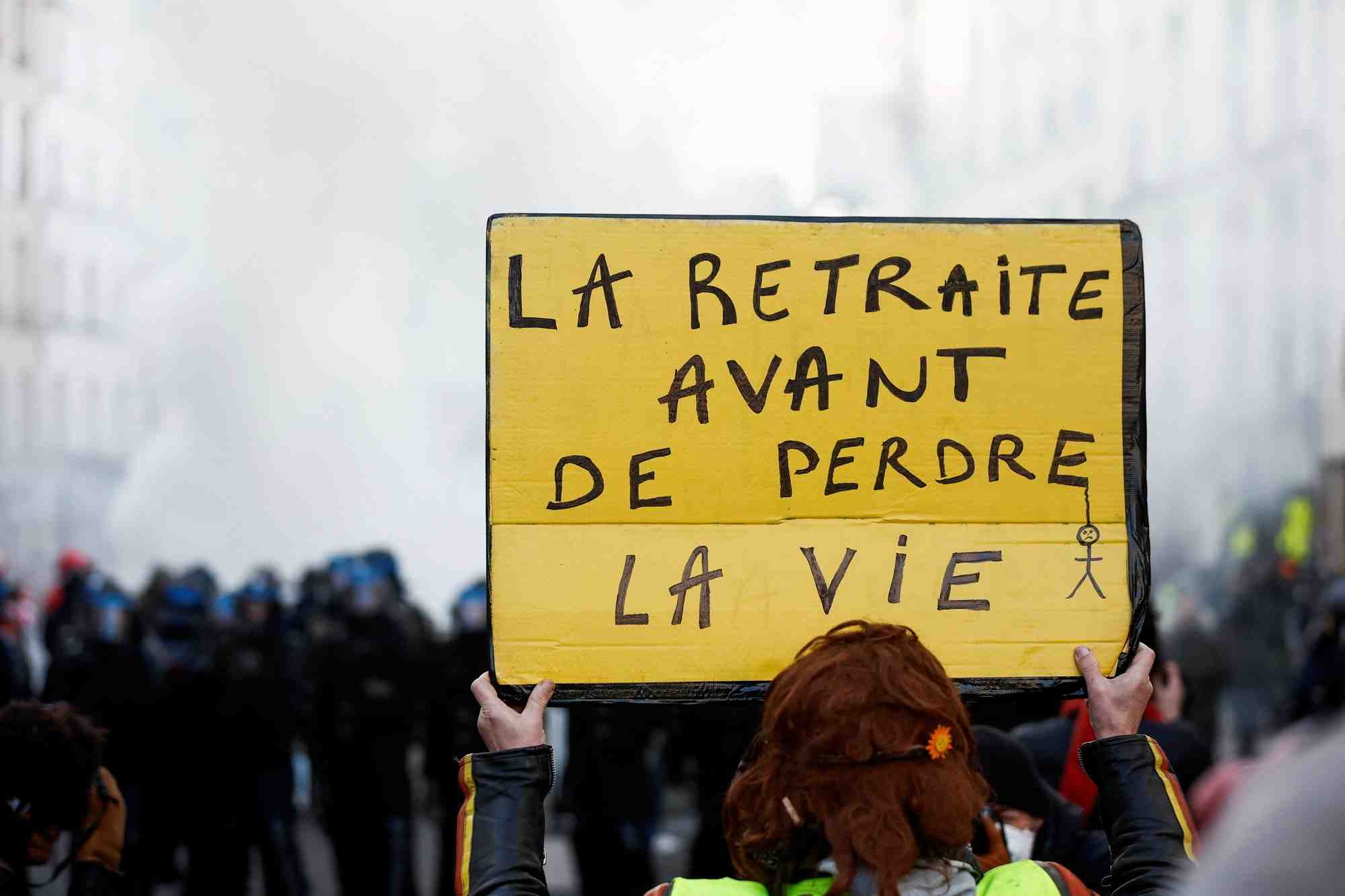 La gauche francaise manifeste contre la reforme des retraites a paris