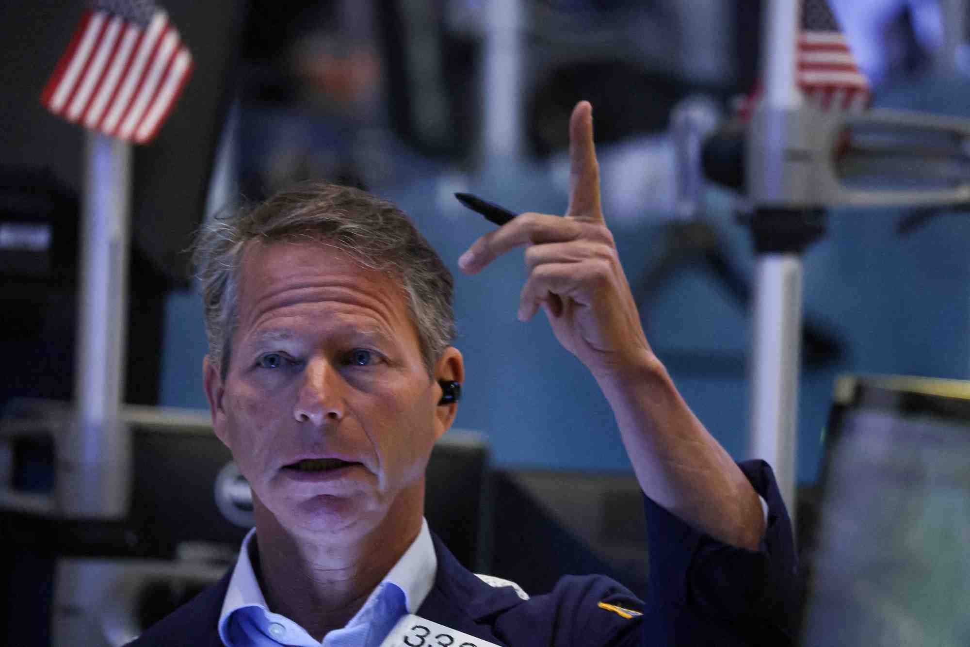 Un trader travaille a la bourse de new york (nyse)