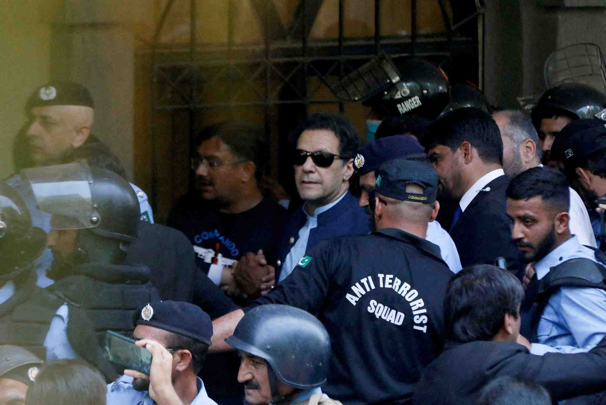 Des agents de securite escortent l'ancien premier ministre pakistanais imran khan lors de sa comparution devant la haute cour d'islamabad