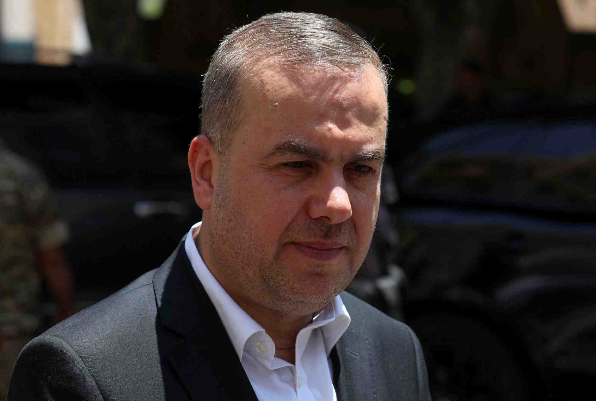 Hassan fadlallah, depute du hezbollah, quittant le parlement libanais