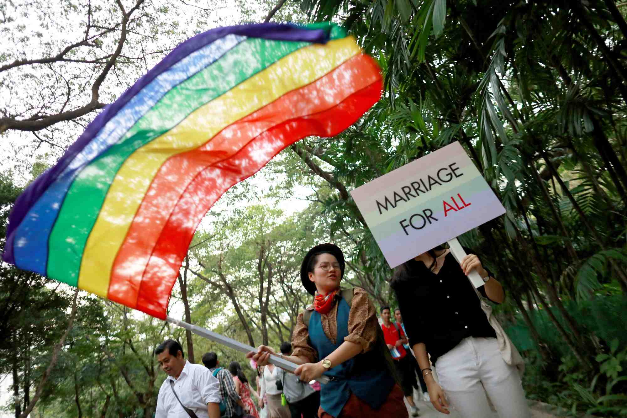 La communaute lgbt thailandaise participe au defile de la journee de la liberte gay a bangkok