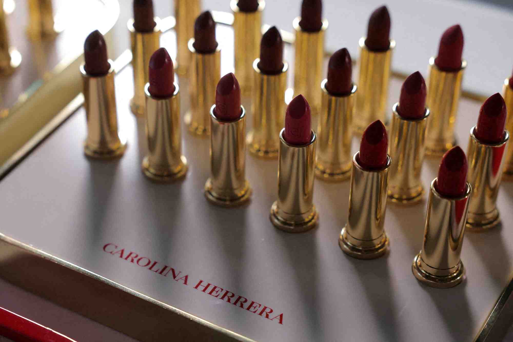 Photo d'archives: des rouges a levres dans les coulisses du defile de la collection carolina herrera automne/hiver 2024 lors de la semaine de la mode de new york