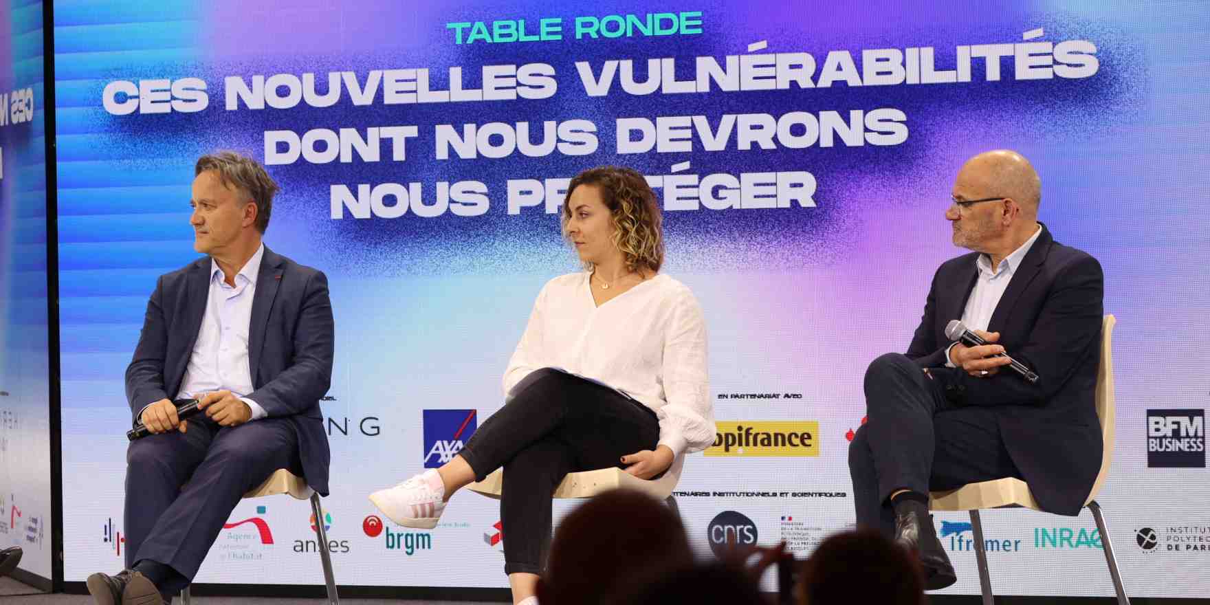 De gauche à droite : Philippe Mauguin PDG de l'Inrae, Lorine Azoulai chargée de plaidoyer souveraineté alimentaire pour l'association CCFD-Terre Solidaire, et Gilles Salvat le directeur général délégué de l'Anses.