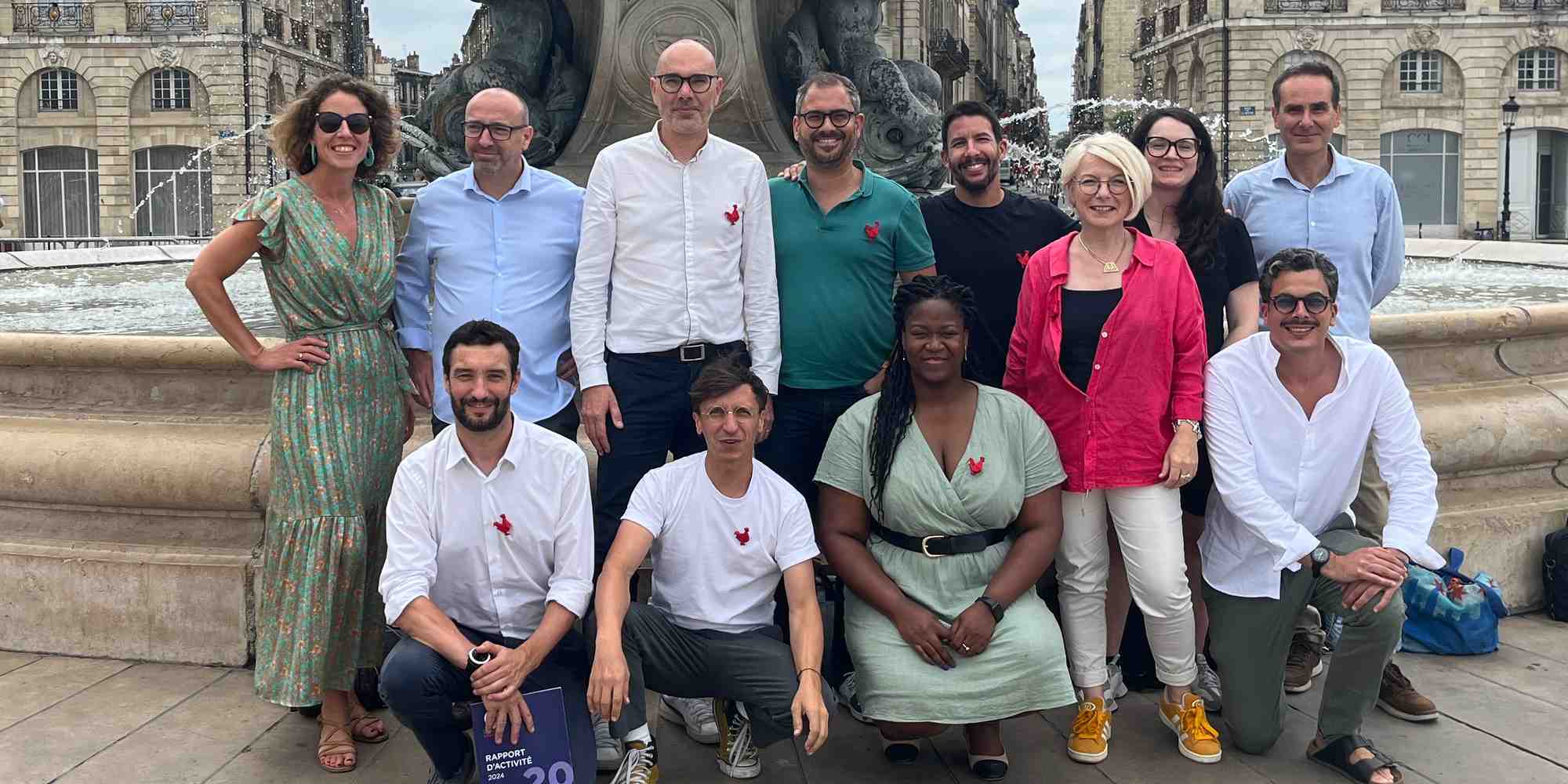 Hakim Baka, en t-shirt noir au deuxième rang, entouré du nouveau board de la French Tech Bordeaux