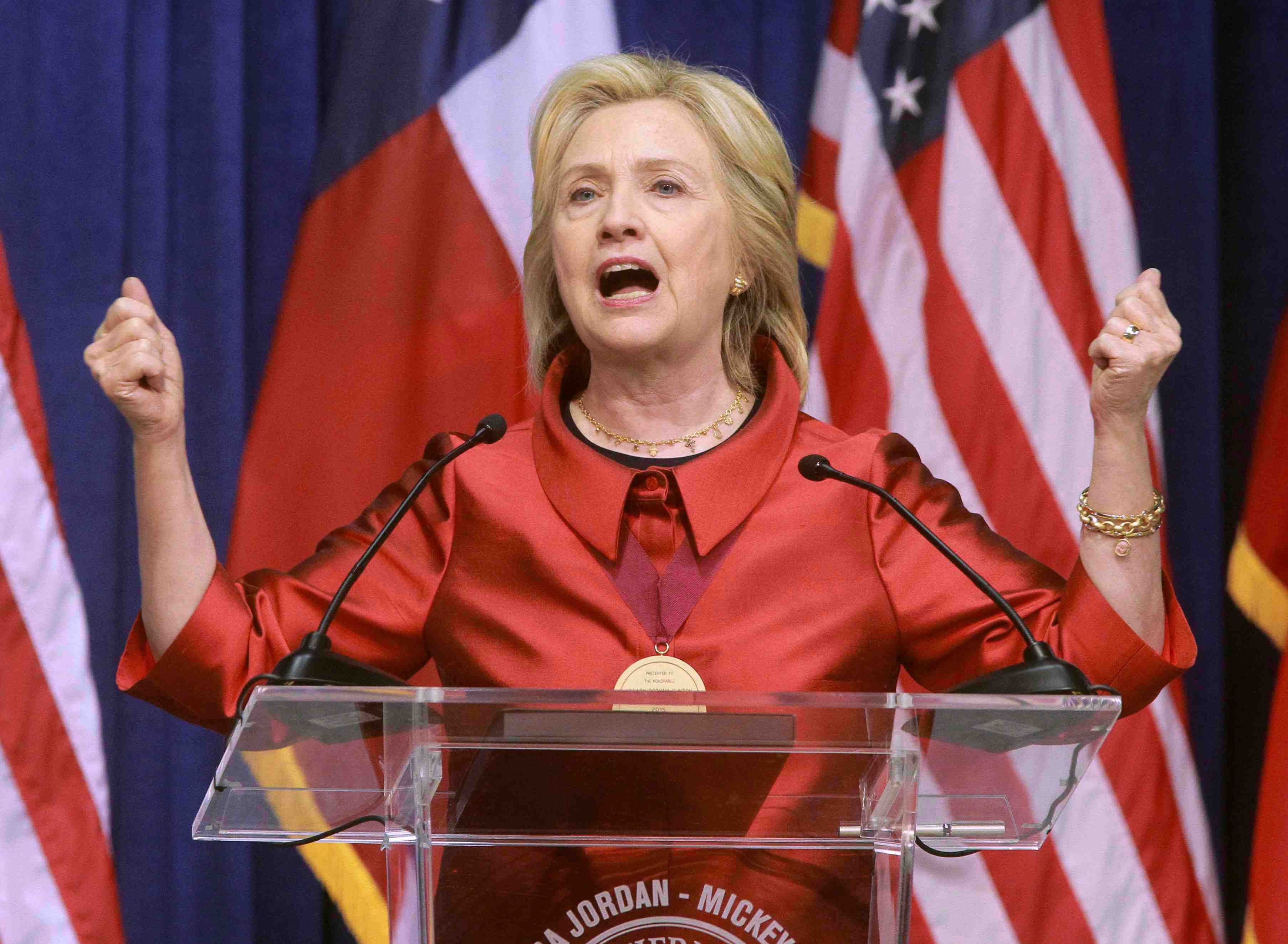 Hillary clinton organise son premier grand meeting de campagne