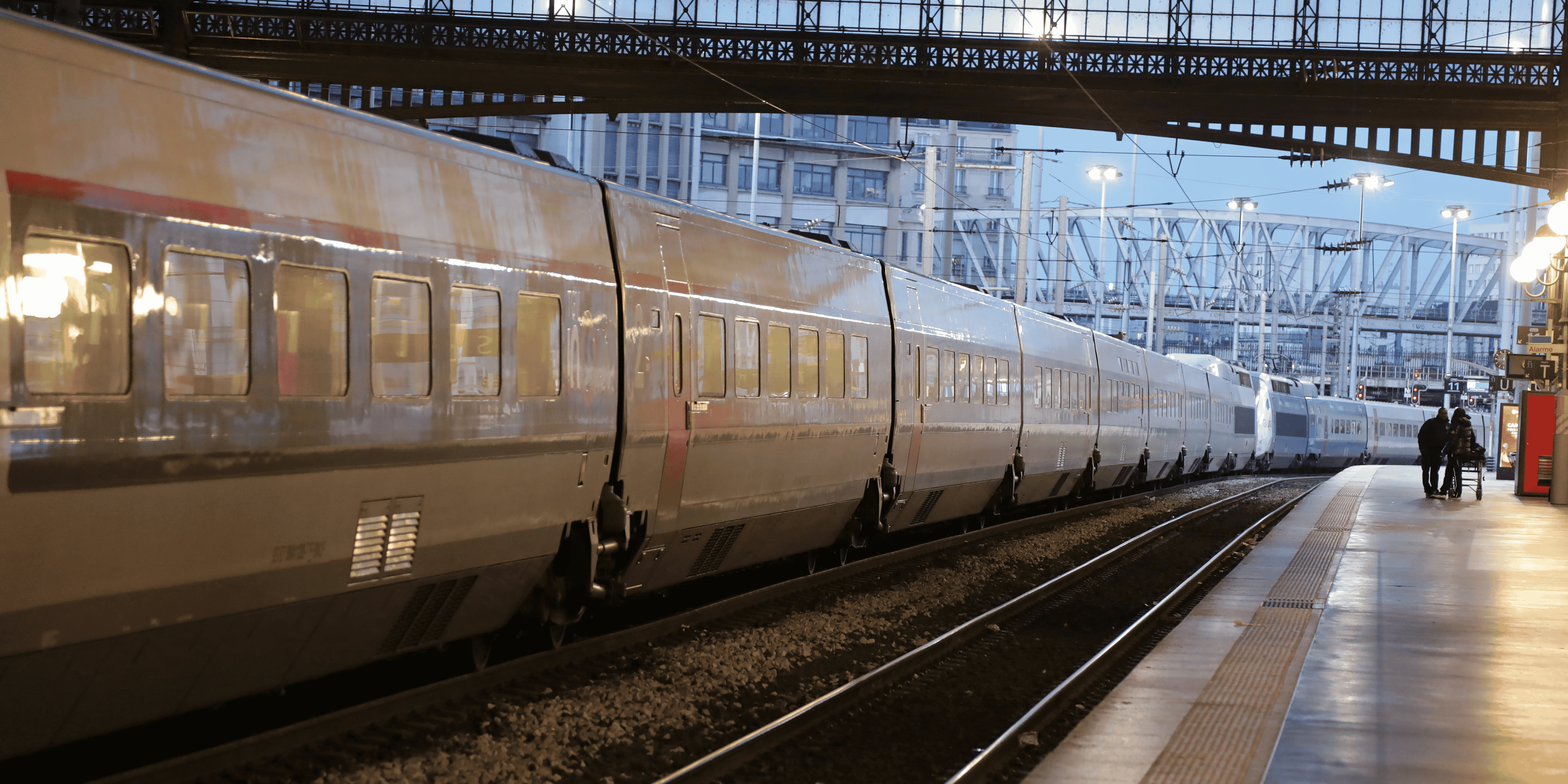 La sncf presse les usagers de ne pas voyager mardi