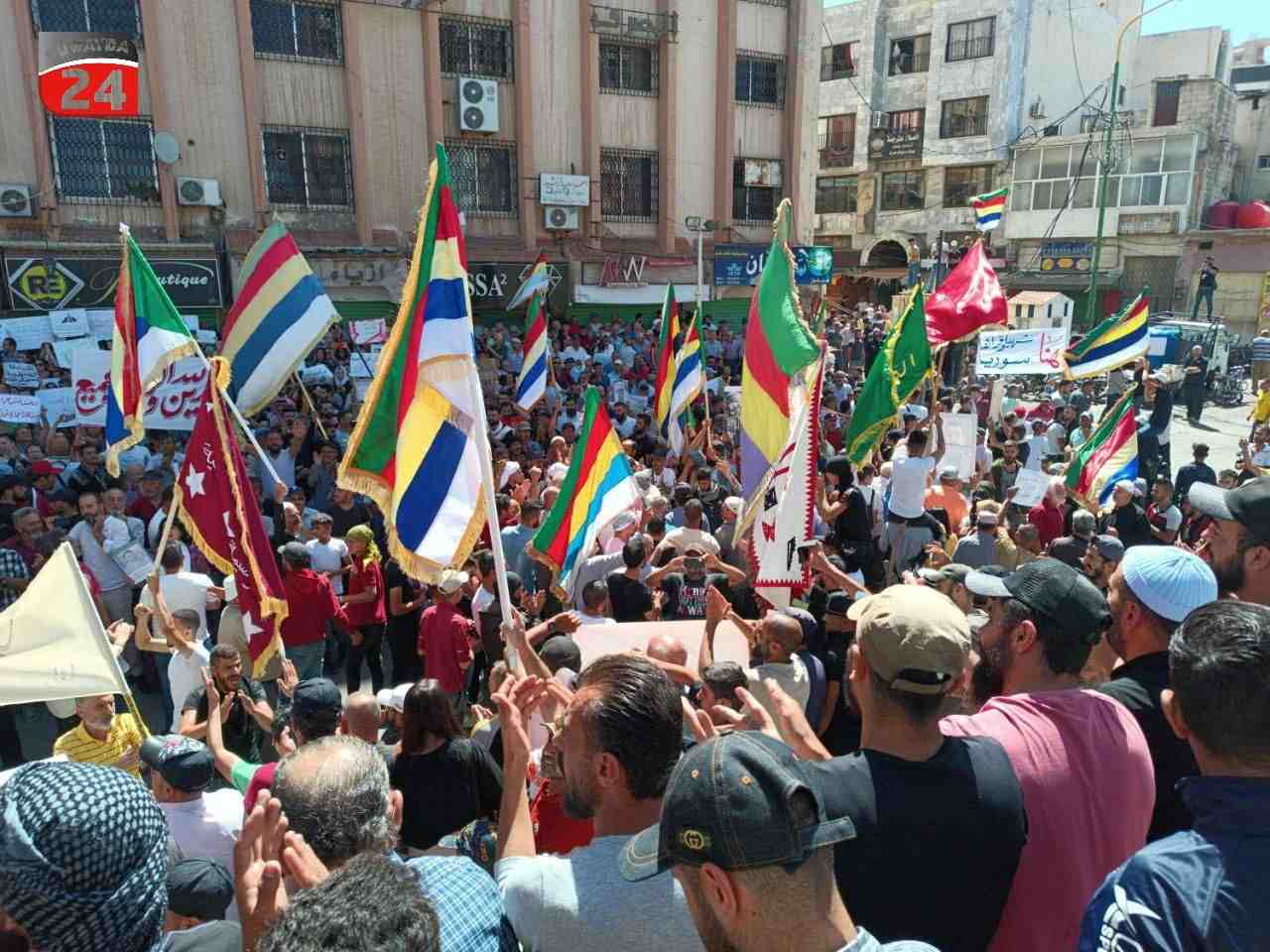 Des personnes participent a une manifestation a sweida, en syrie