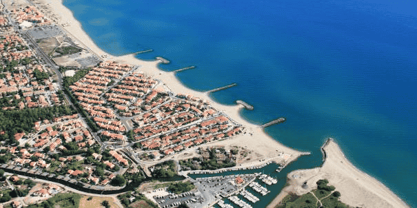 Historiquement défendue par des digues et des brise lames, la vieille plage de Sainte-Marie-la-Mer (Pyrénées-Orientales) fait l'objet, chaque année, d'opérations de ré-ensablement, entre 13.000 et 20.000 m3 de sable.