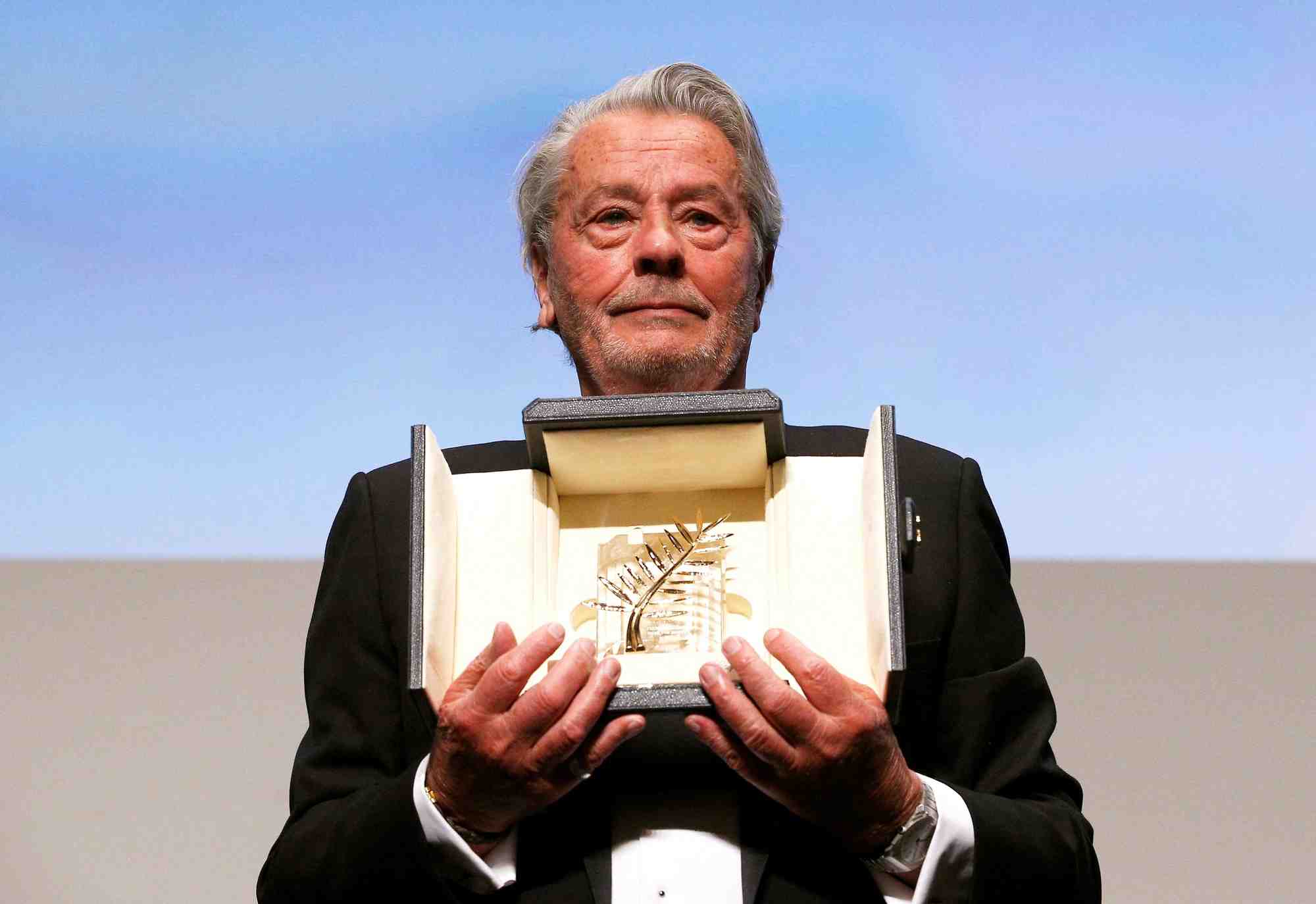 L'acteur alain delon recoit sa palme d'or honorifique lors du festival de cannes
