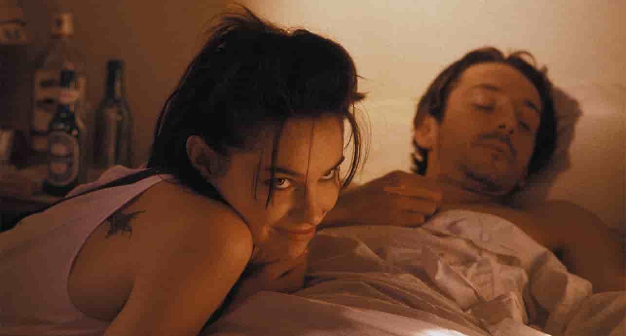 En 1986, les spectateurs découvrent les étreintes sans filtre de Betty (Béatrice Dalle) et Zorg (Jean-Hugues Anglade).