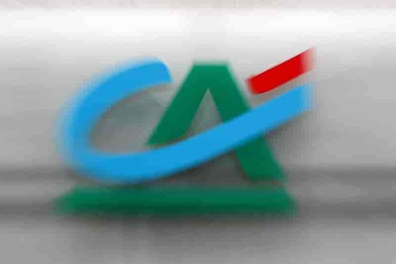 Credit agricole et les banques en repli a paris a mi-seance