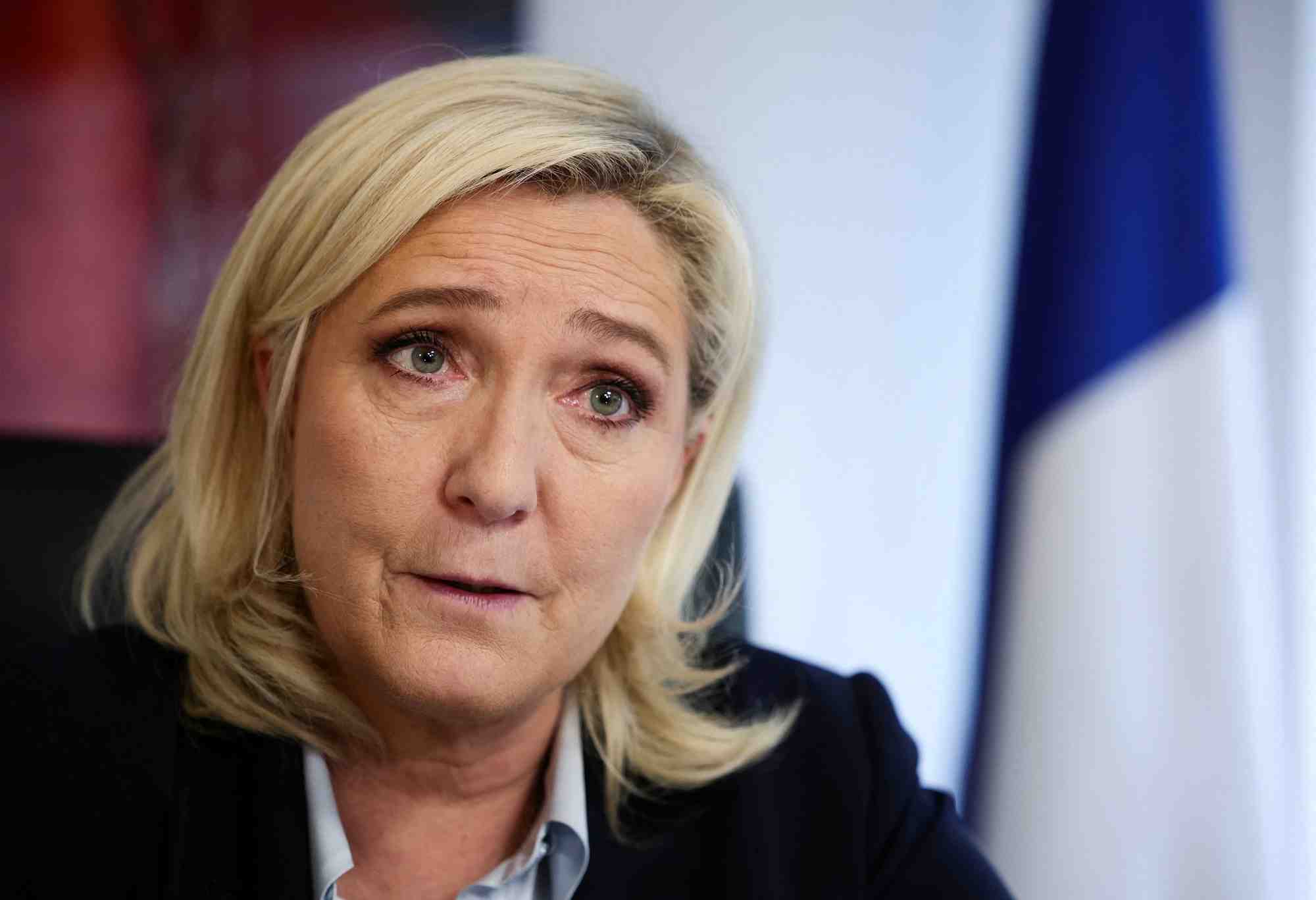 Marine le pen "tend la main" a marion marechal