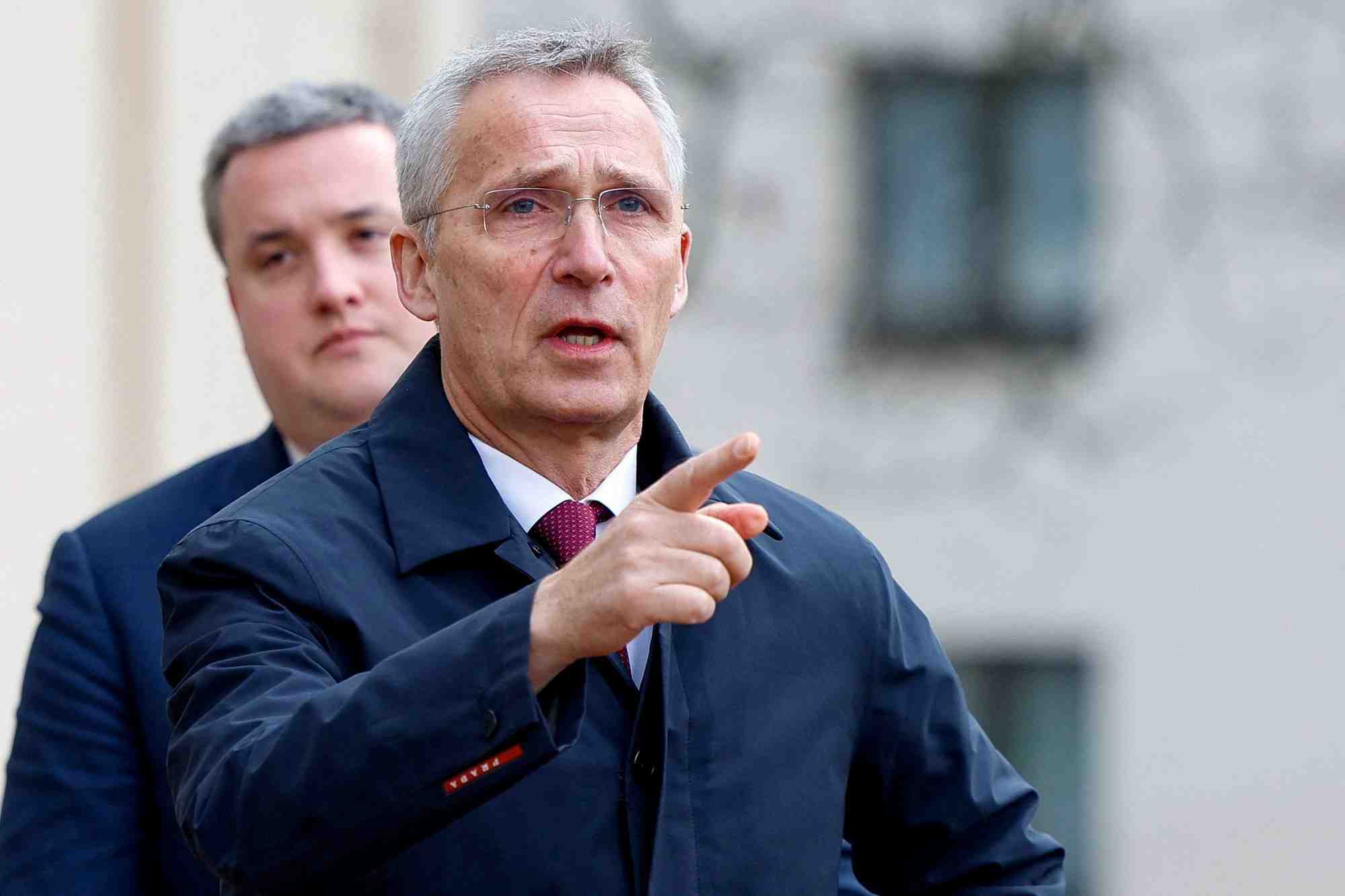 Le secretaire general de l'otan, jens stoltenberg, lors d'une visite de la base aerienne americaine de ramstein, en allemagne