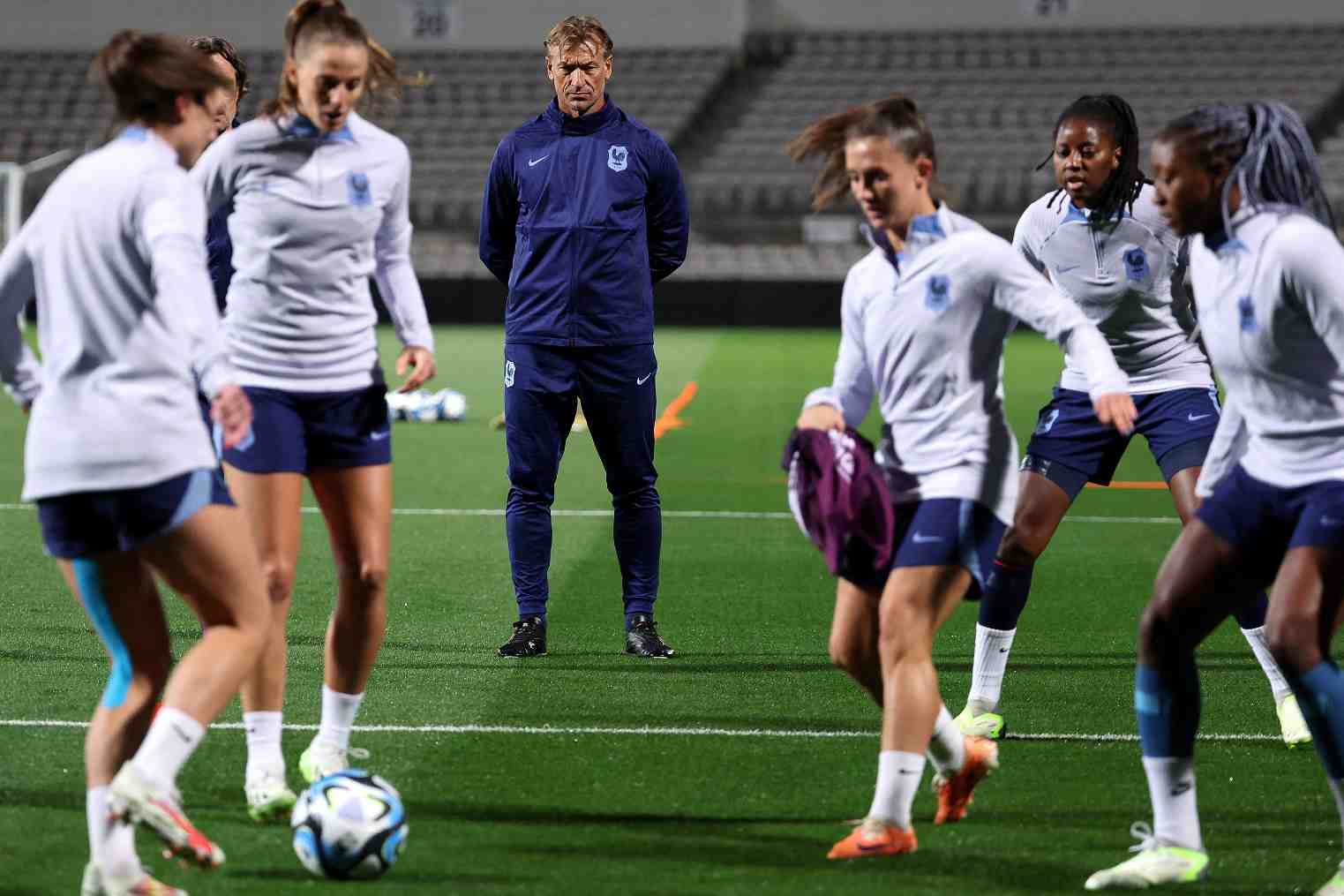 Hervé Renard avec l’équipe de France, le 22 juillet à Sydney (Australie) pendant le Mondial.