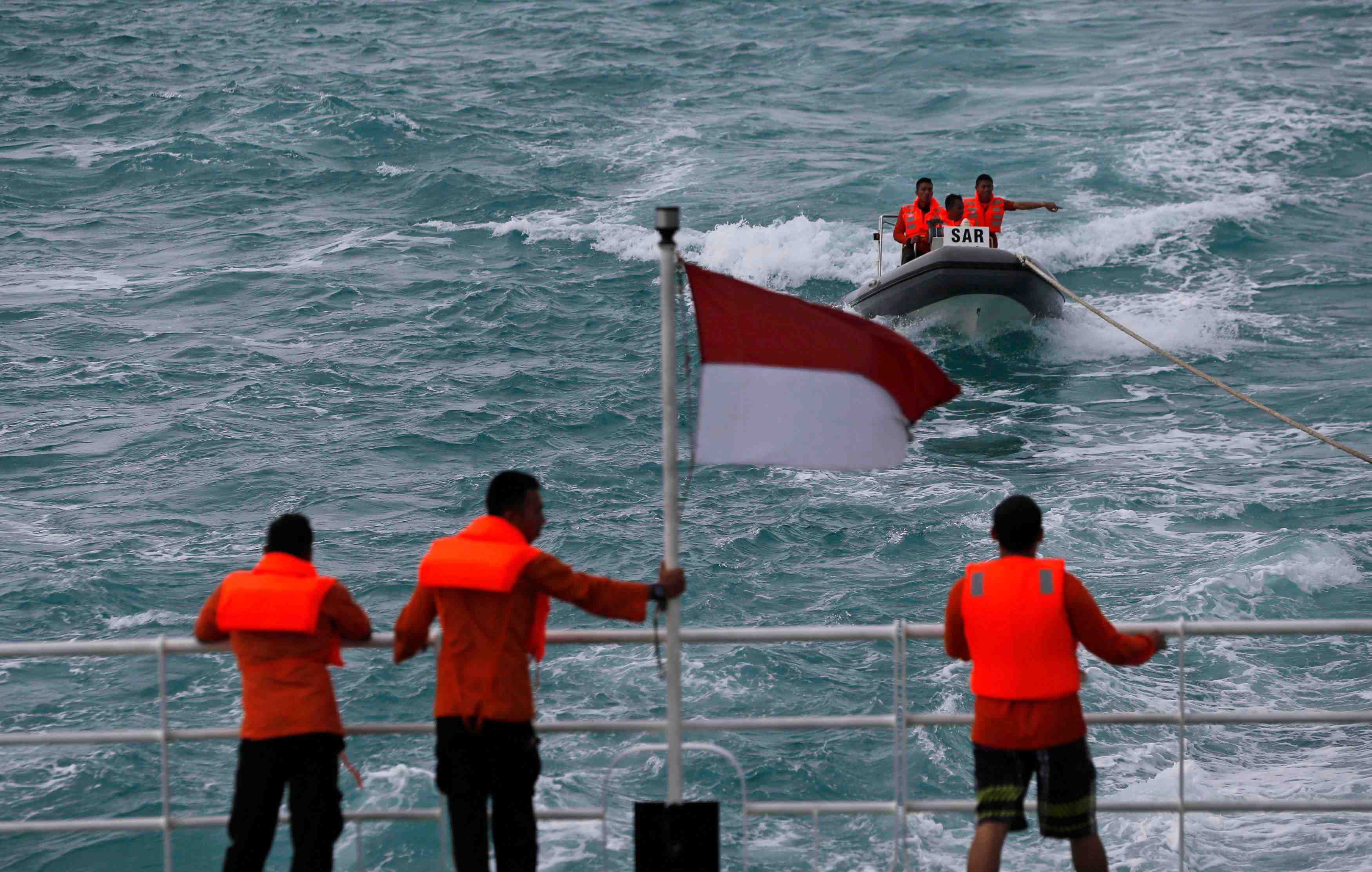 Les plongeurs reprennent la recherche de l'epave d'airasia