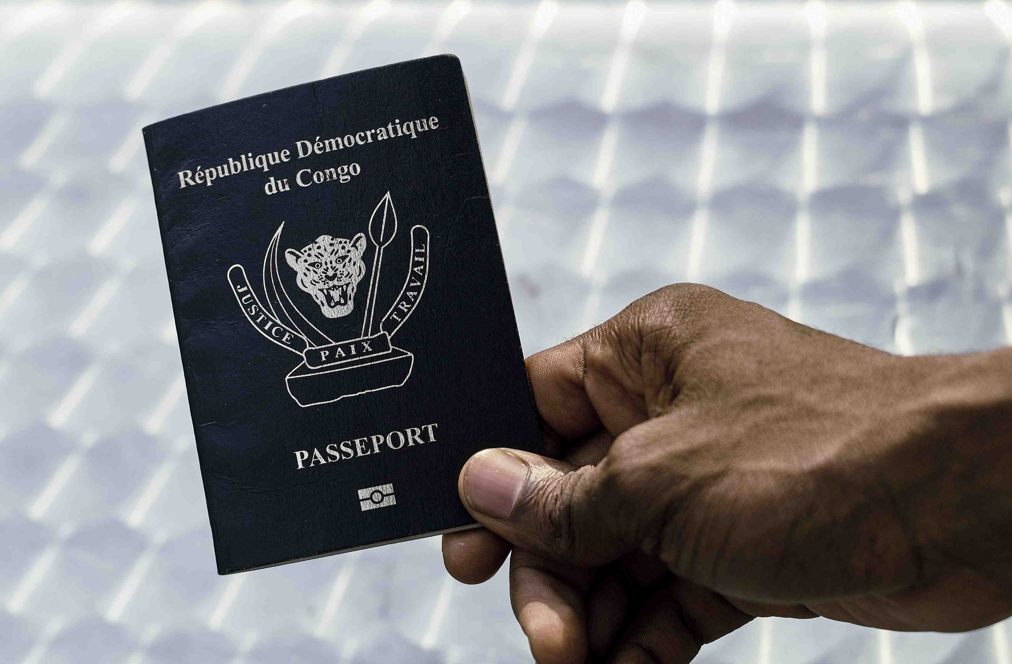 Les couteux passeports biometriques de la rdc