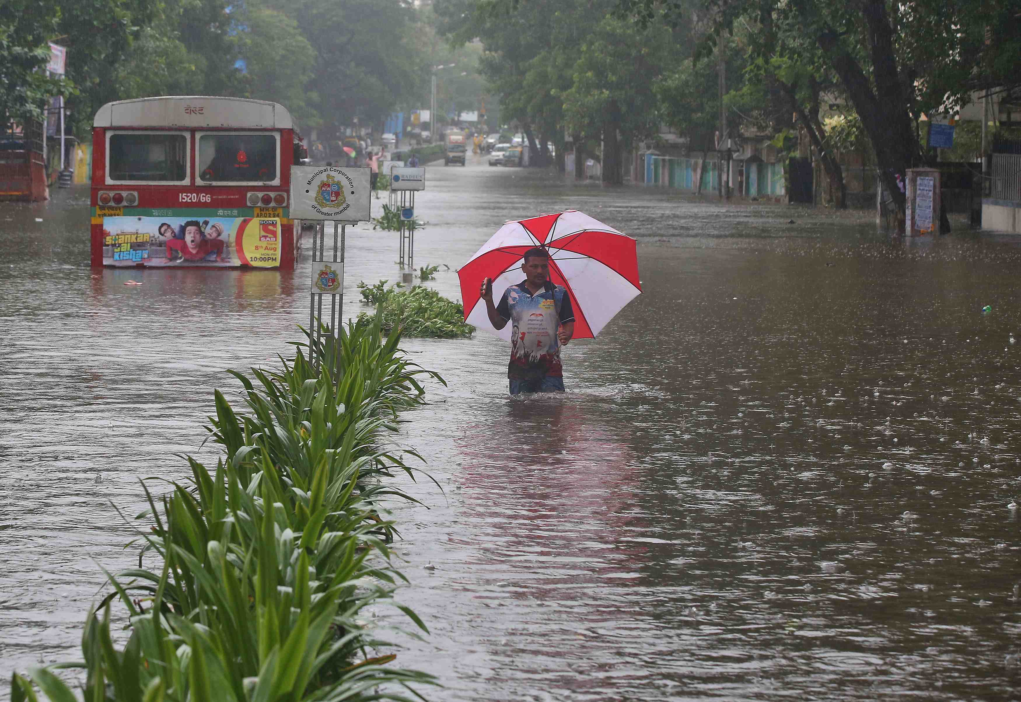 Inde: bombay paralysee par les inondations dues a la mousson
