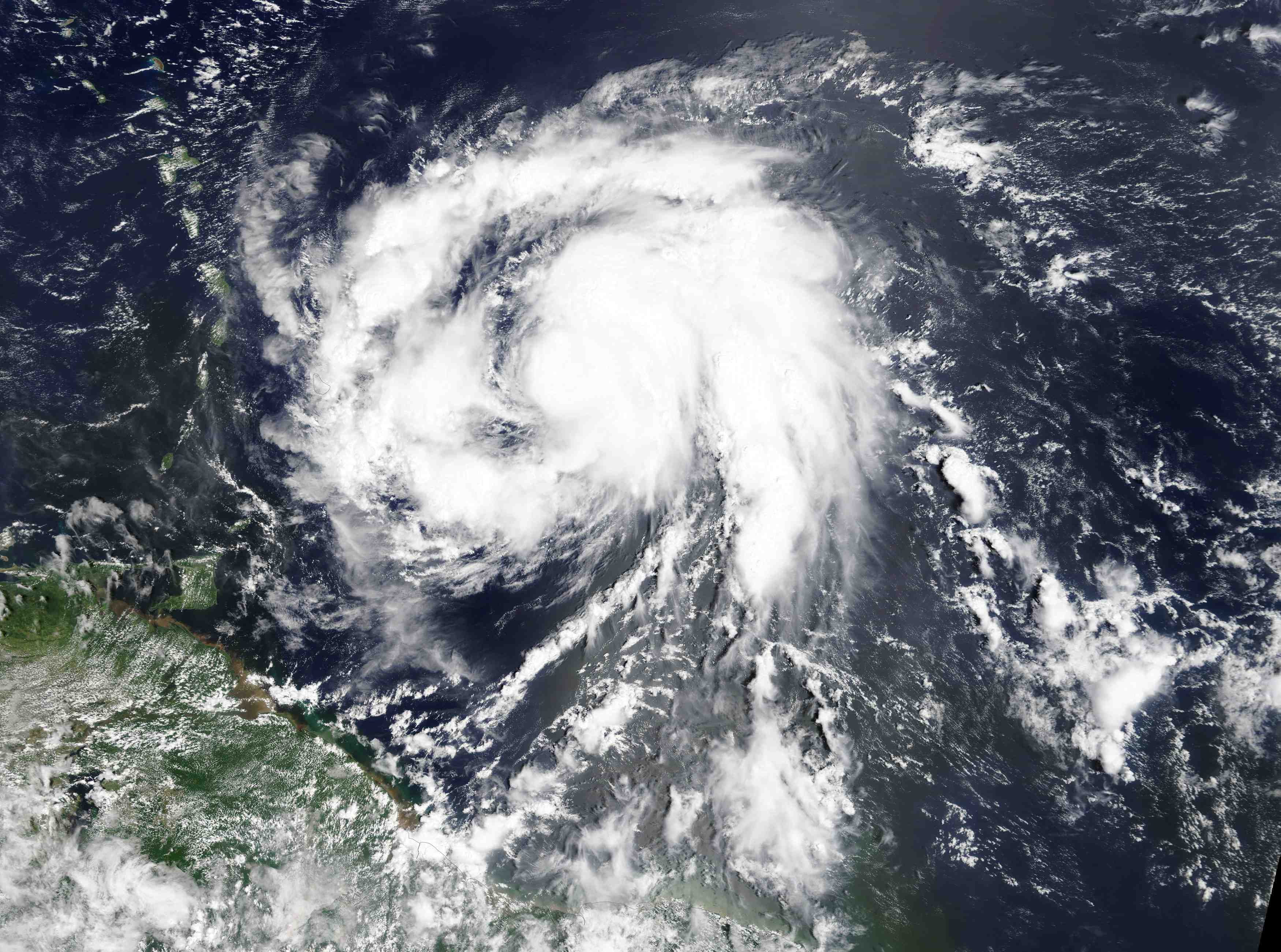 Maria va devenir un ouragan "majeur", alerte en martinique