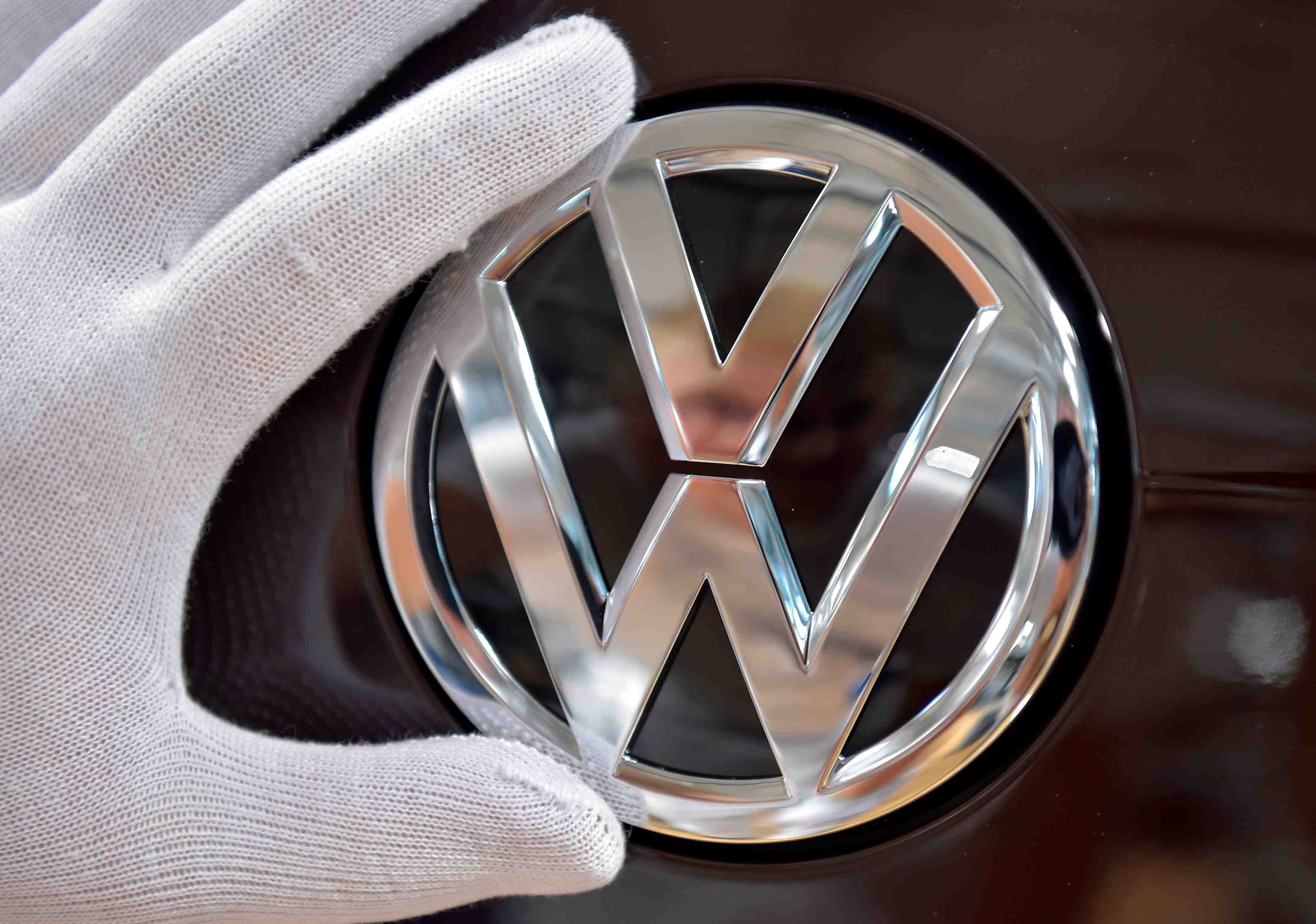 Volkswagen moins confiant sur ses objectifs, le titre chute