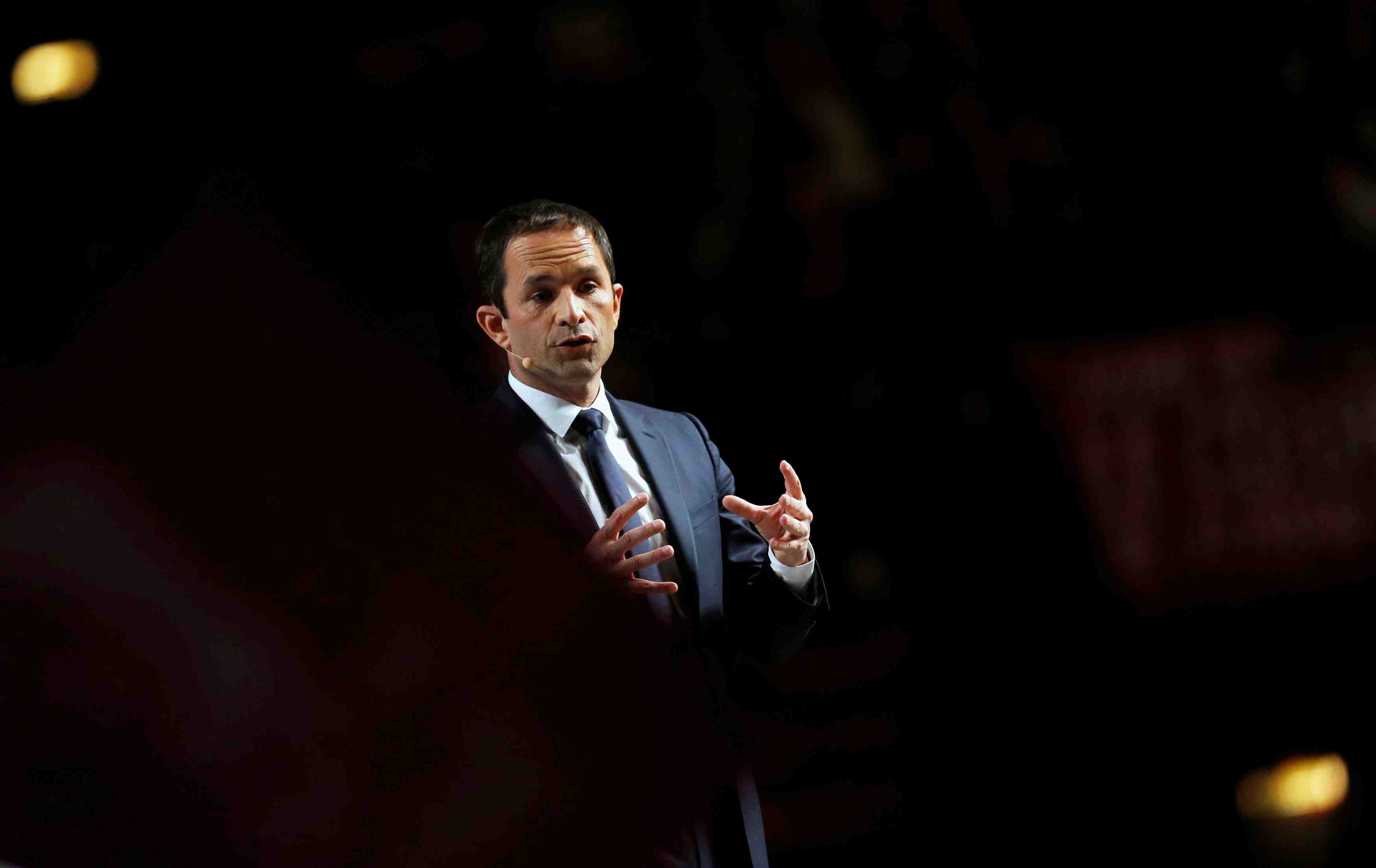 Benoit hamon accuse macron de "racisme social"